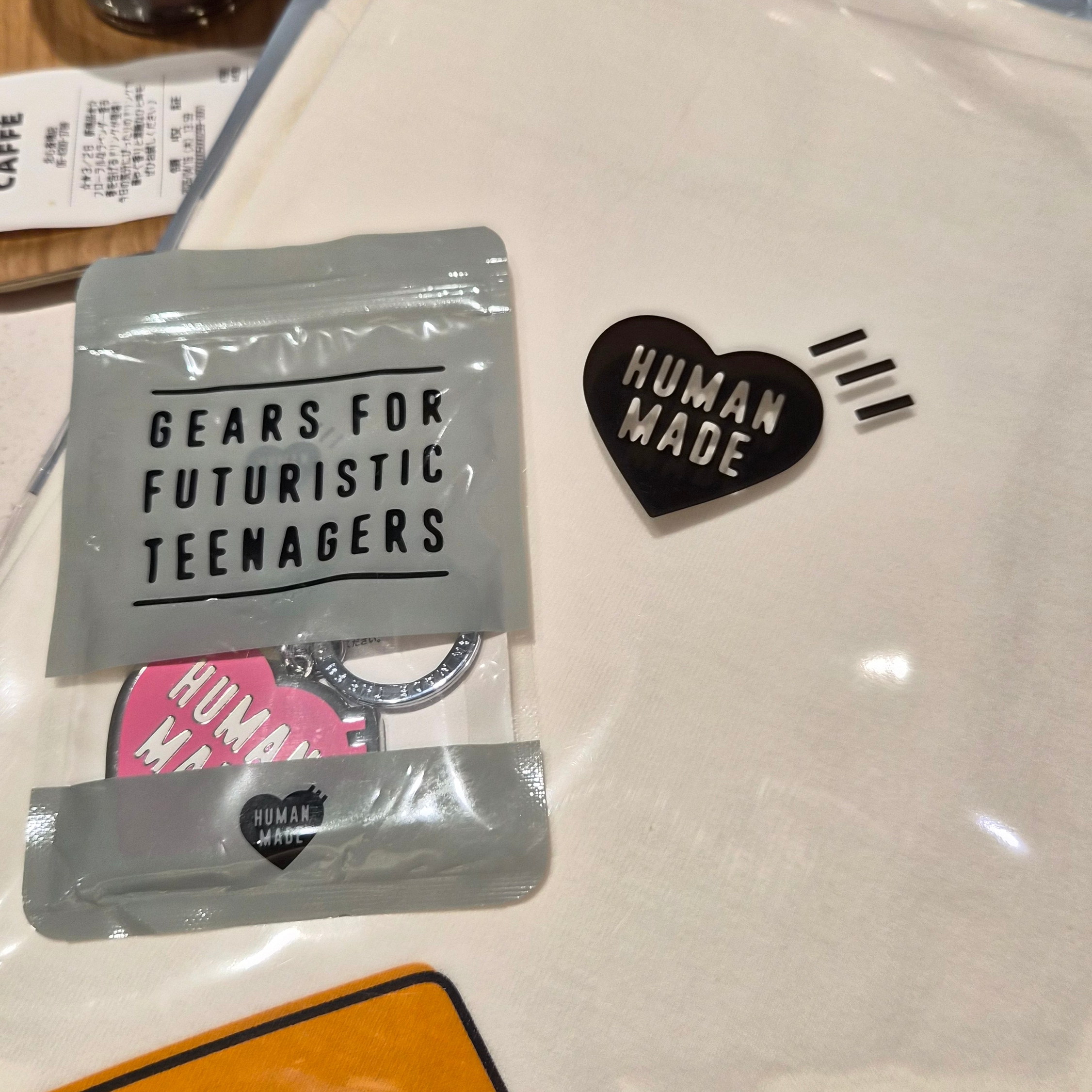 Human Made Acrylic Heart Keyring Pink, Human Made Graphic L/S T-Shirt White 착용 스타일 - 3