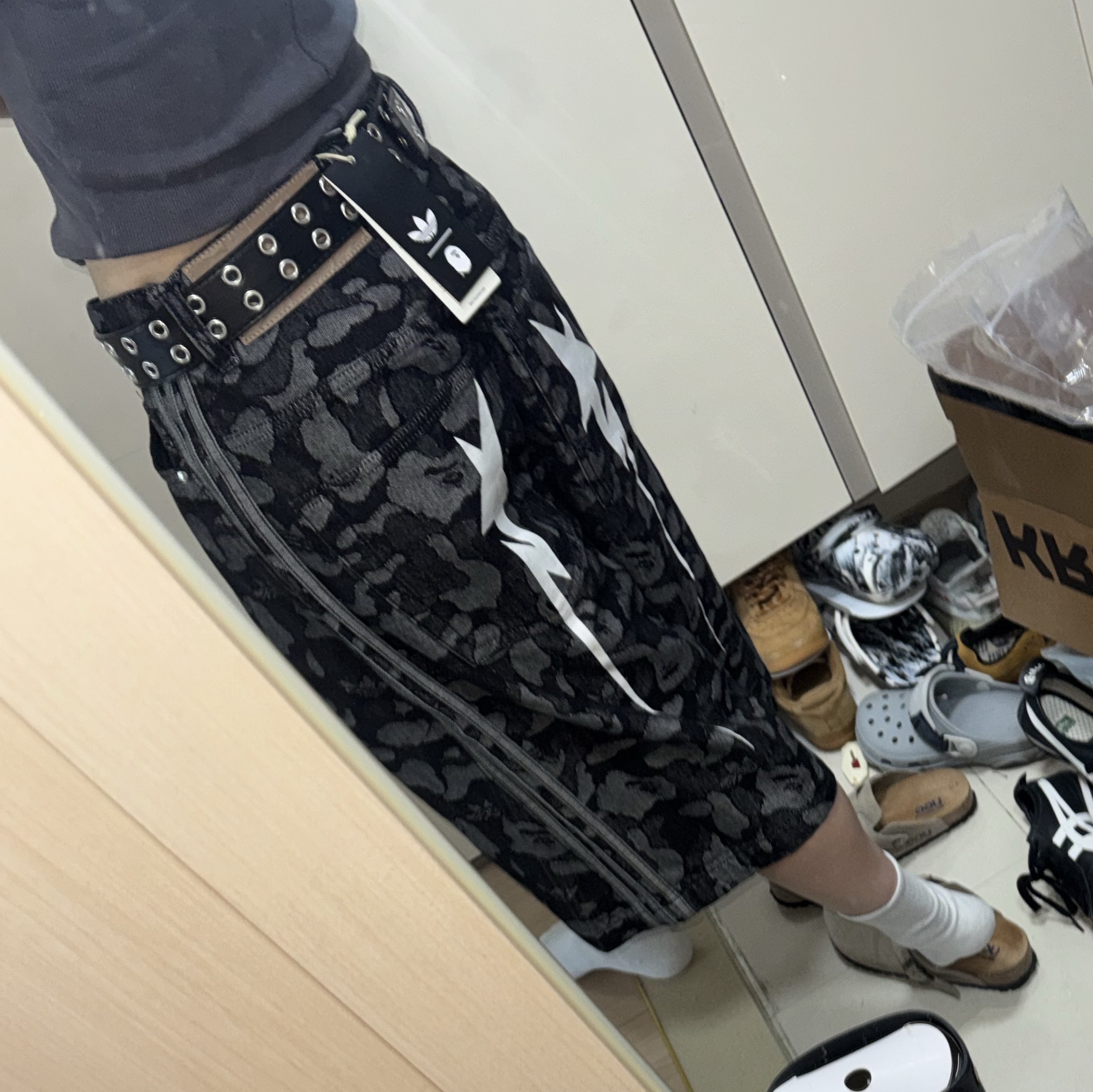 Adidas x BAPE Shark Denim Shorts Black - KR Sizing 착용 스타일 - 3