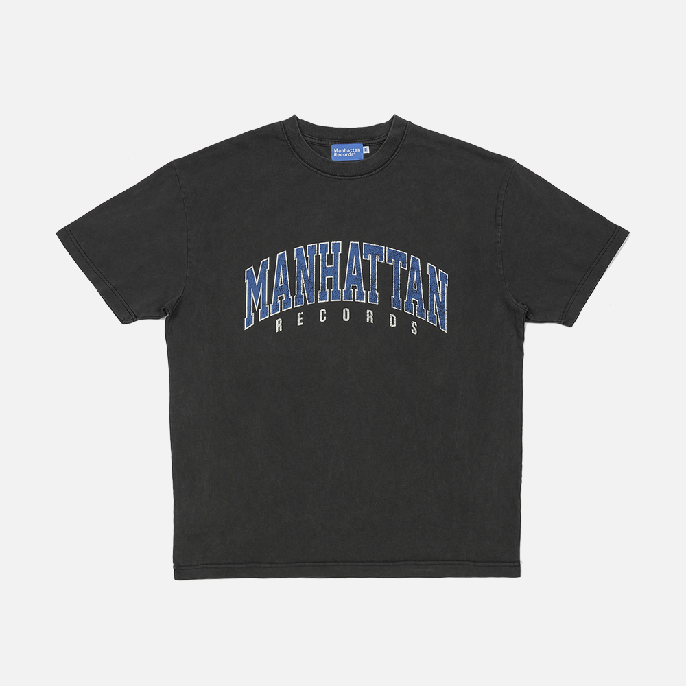 맨하탄 레코즈 피그먼트 아치 로고 티 - 차콜(Manhattan Records Pigment Arch Logo Tee - Charcoal) - 2