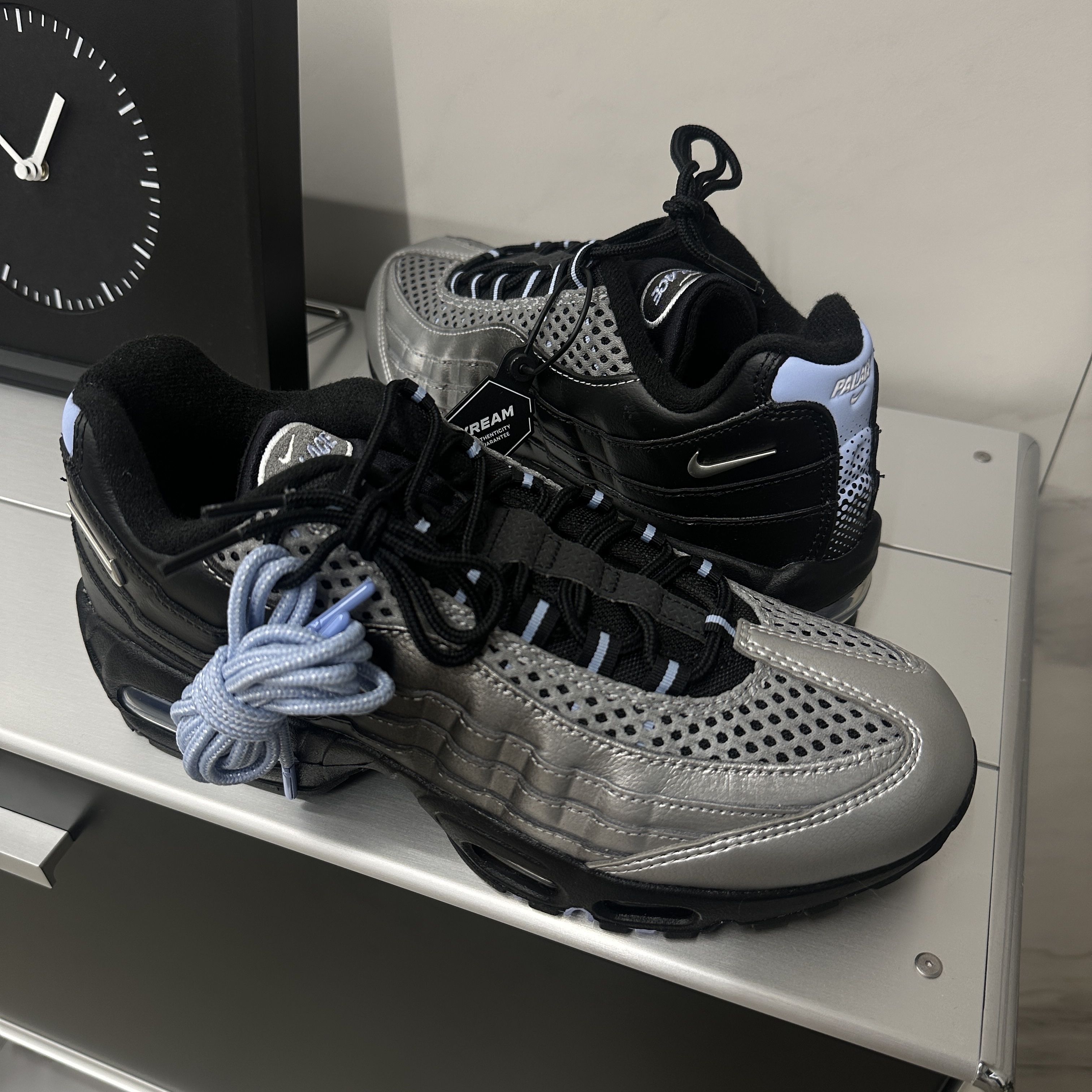 Nike x Palace Air Max 95 Metallic Silver Aluminum 착용 스타일 - 1