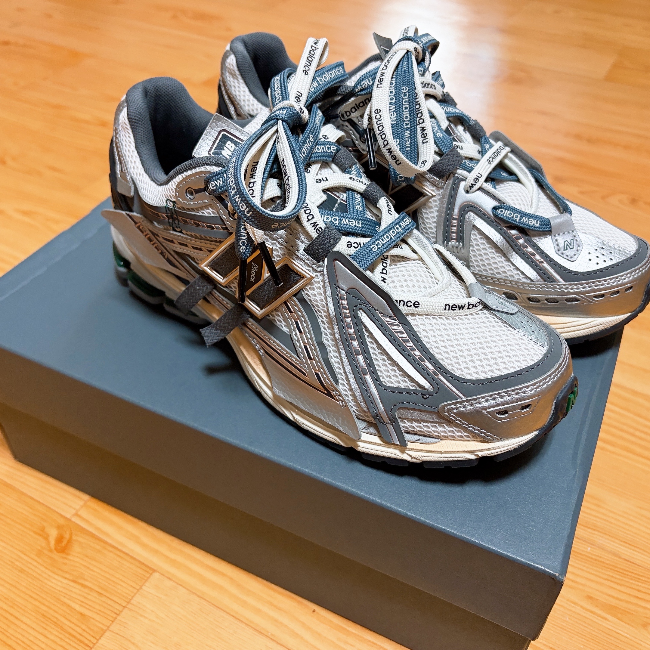 New Balance 1906A Silver Metallic Castlerock 착용 스타일 - 2