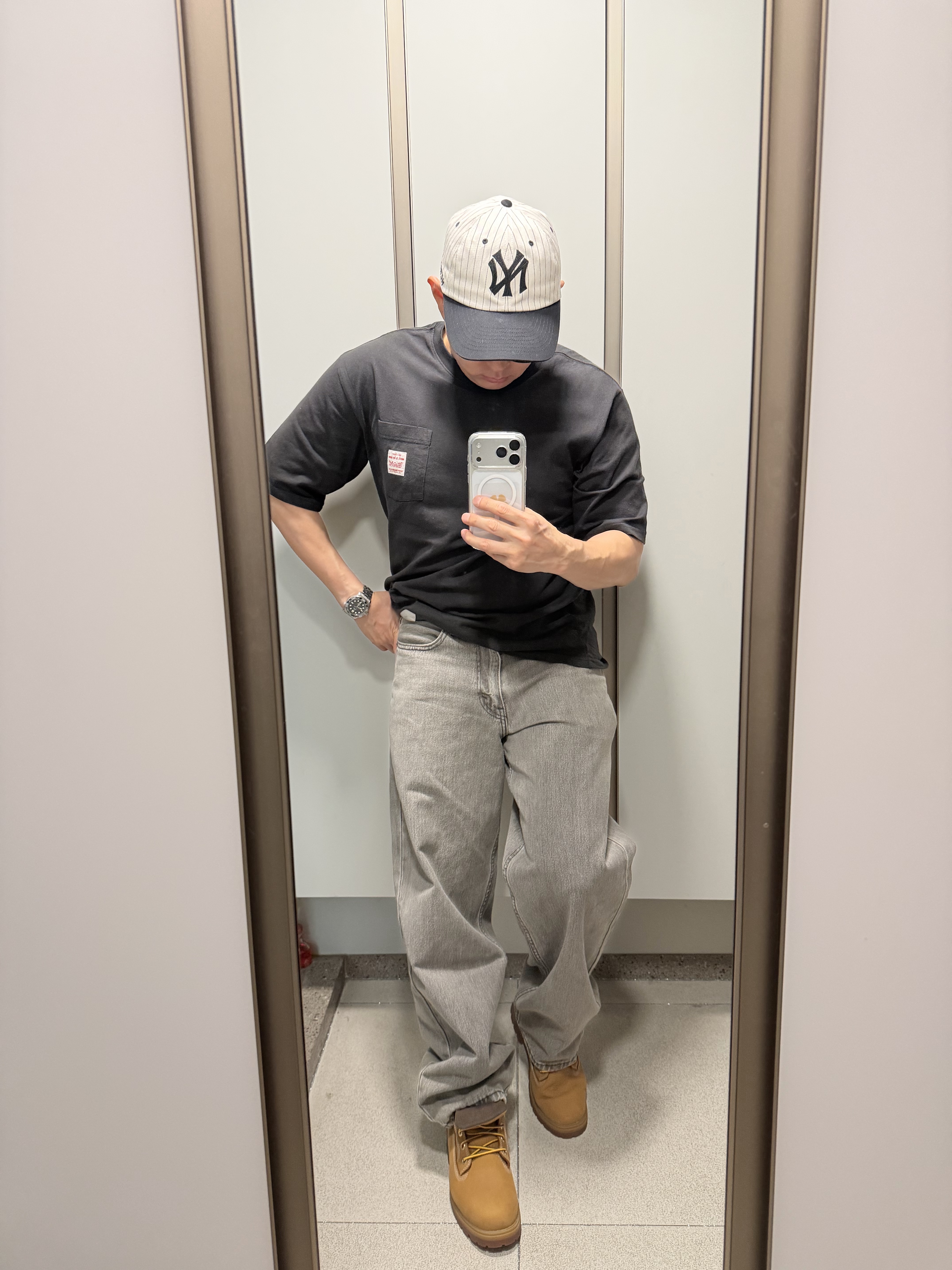 Levi's 578™ Baggy Jean Brown, MLB Signature Stripe Unstructured Ball Cap New York Yankees Black 착용 스타일 - 2