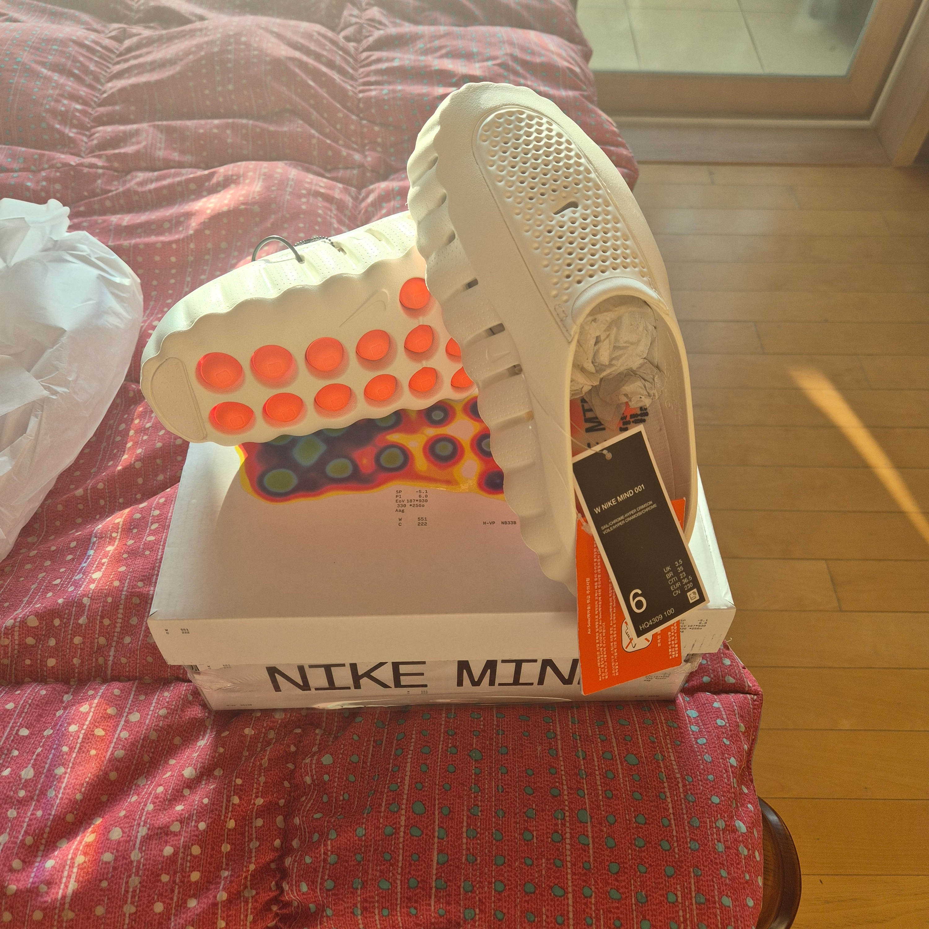 (W) Nike Mind 001 Sail Hyper Crimson 착용 스타일 - 2