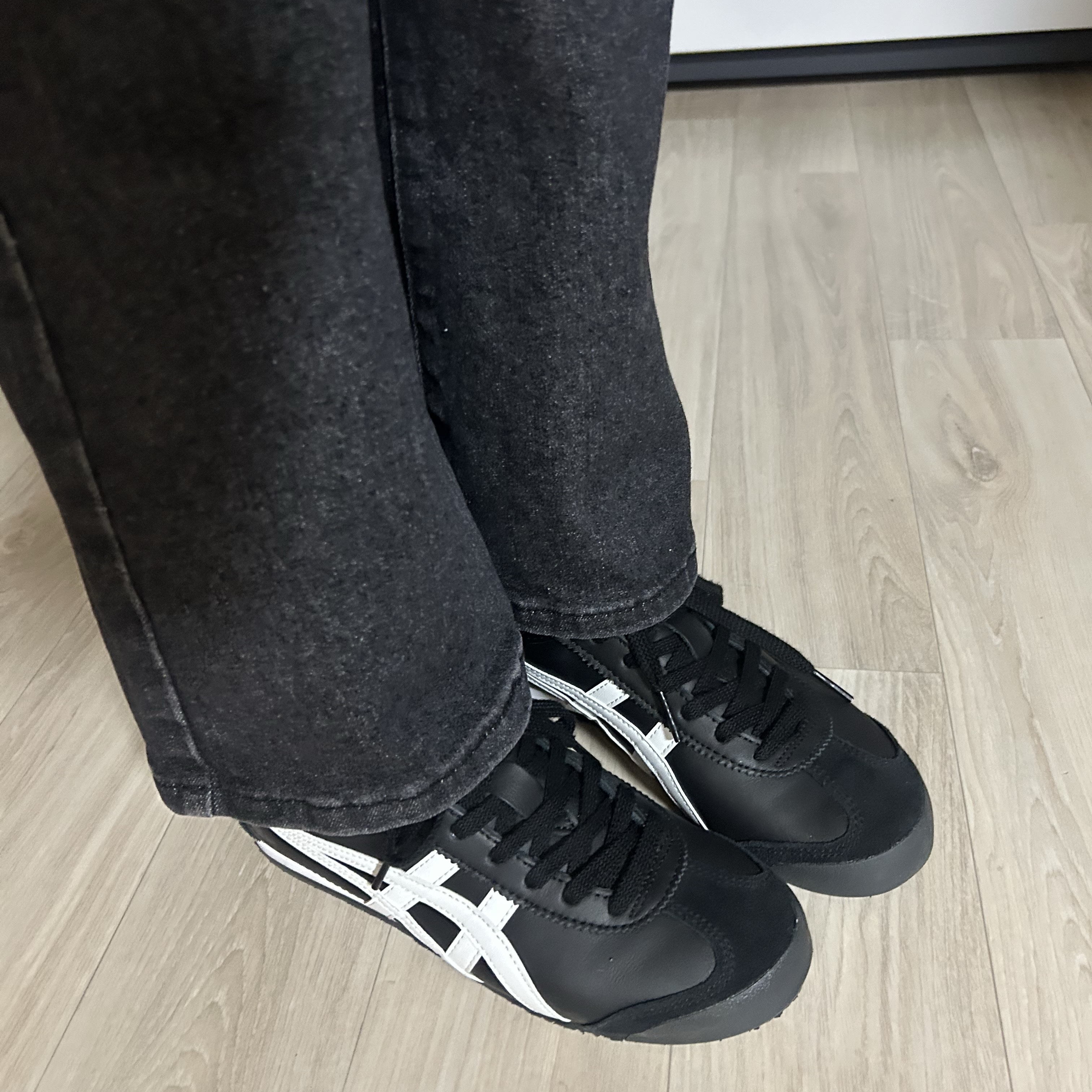 Onitsuka Tiger Mexico 66 Black White 착용 스타일 - 1