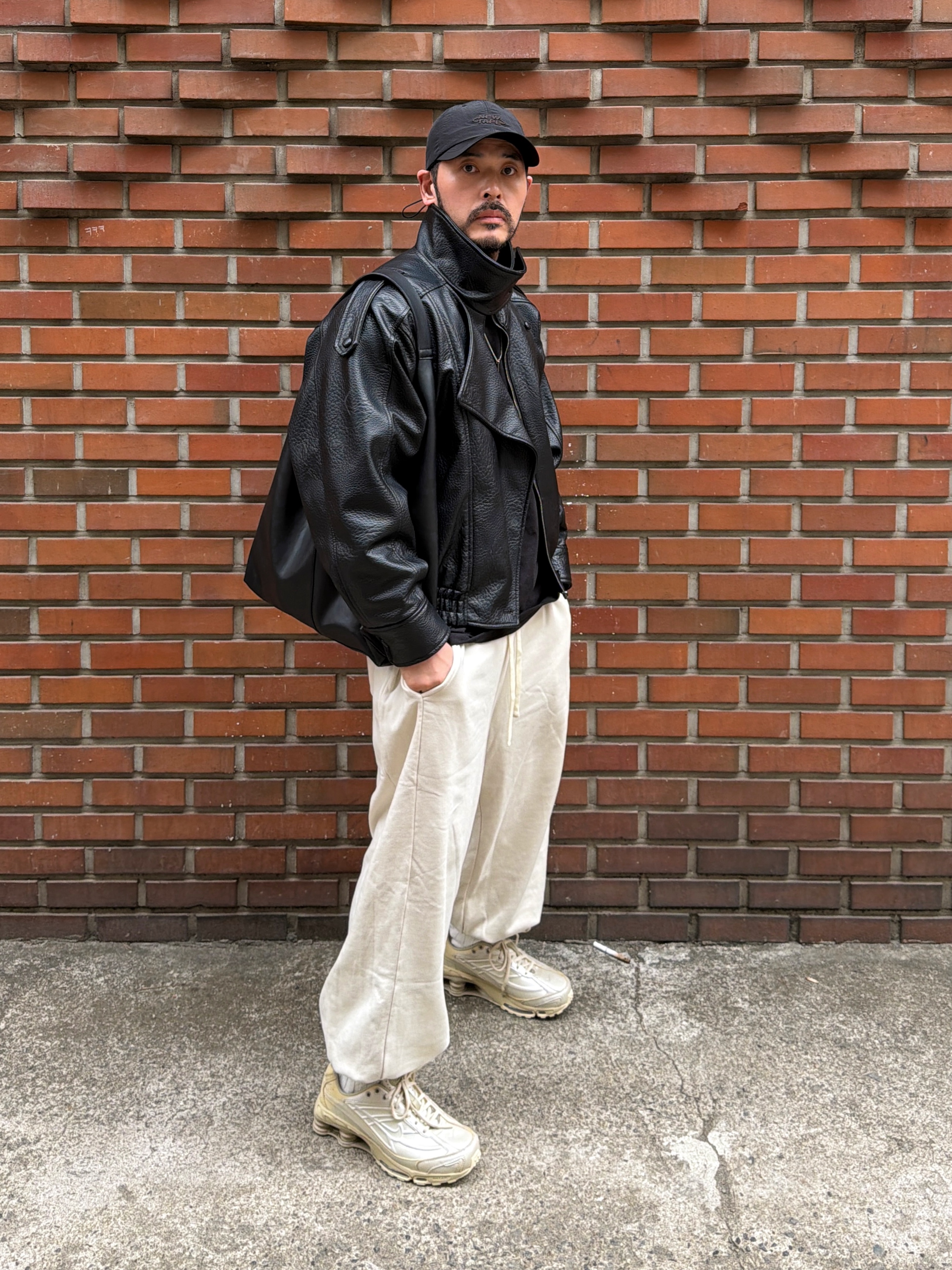 Nike Shox Ride 2 Metallic Silver and Desert Khaki 착용 스타일 - 2