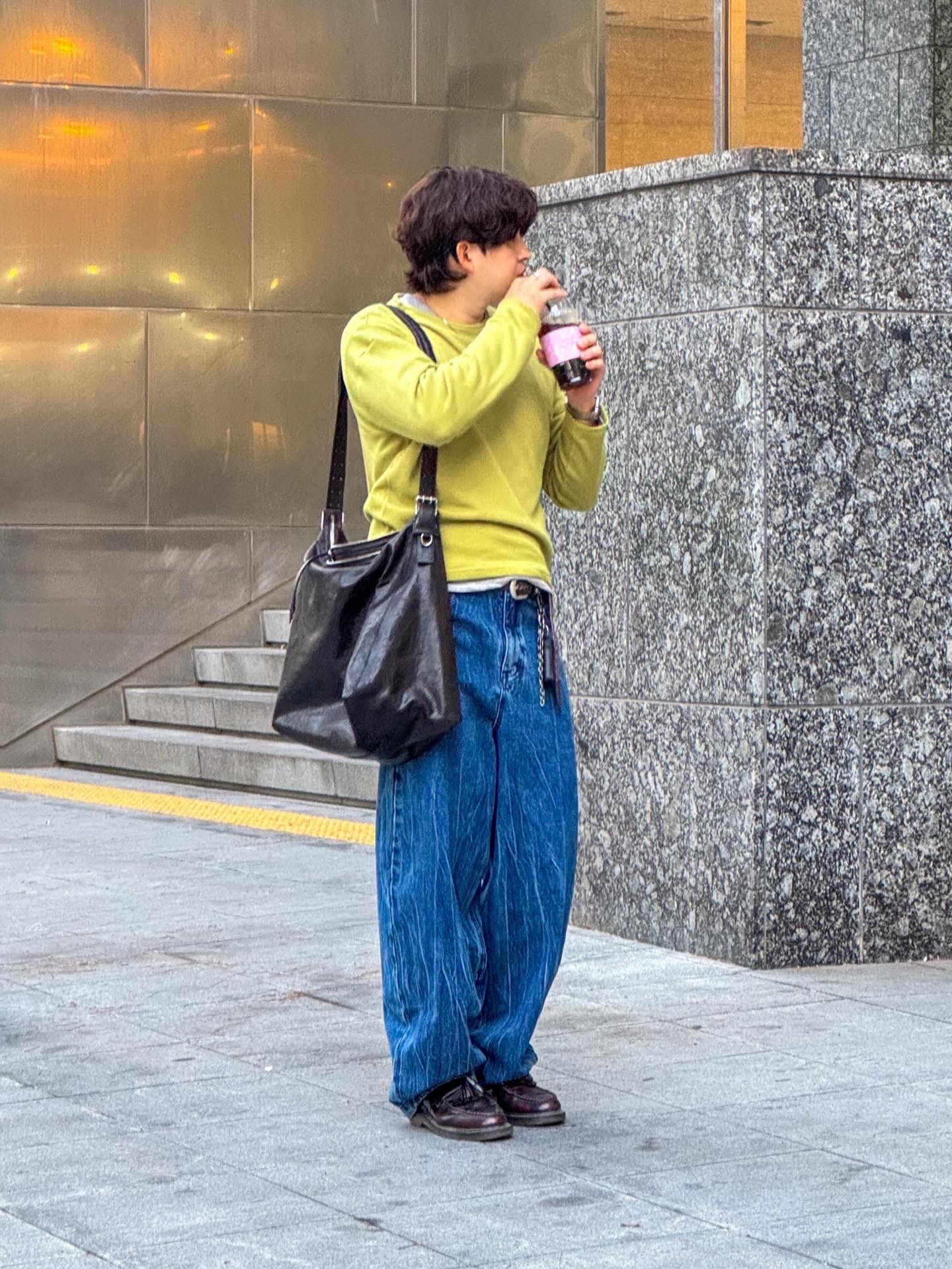 Lemaire Lux Leather Belted Hobo Bag Paper Dark Chocolate, Dr. Martens Adrian Arcadia Leather Loafers Cherry Red 착용 스타일 - 3