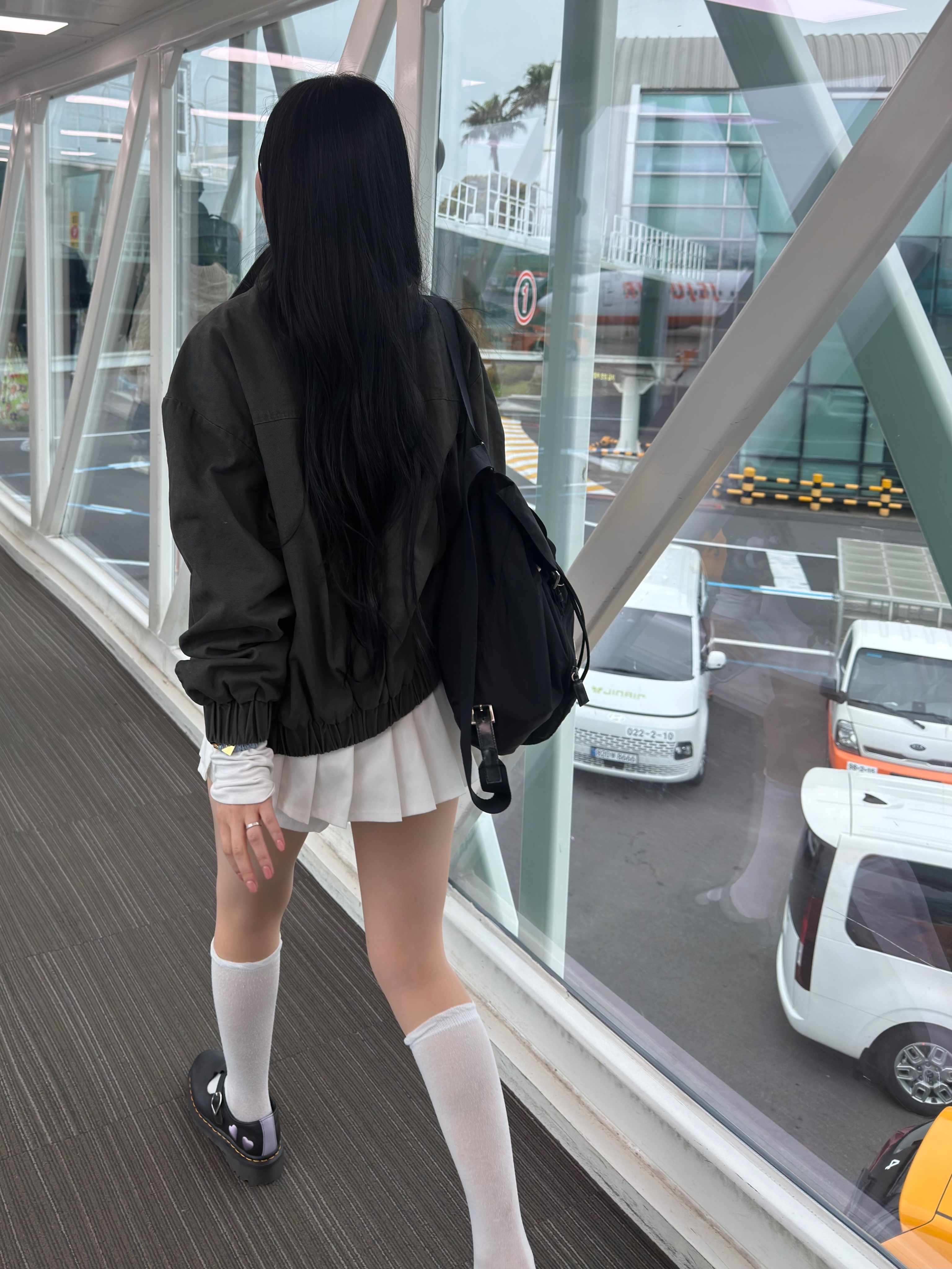 (W) Dr. Martens Poly Heart Black 착용 스타일 - 2