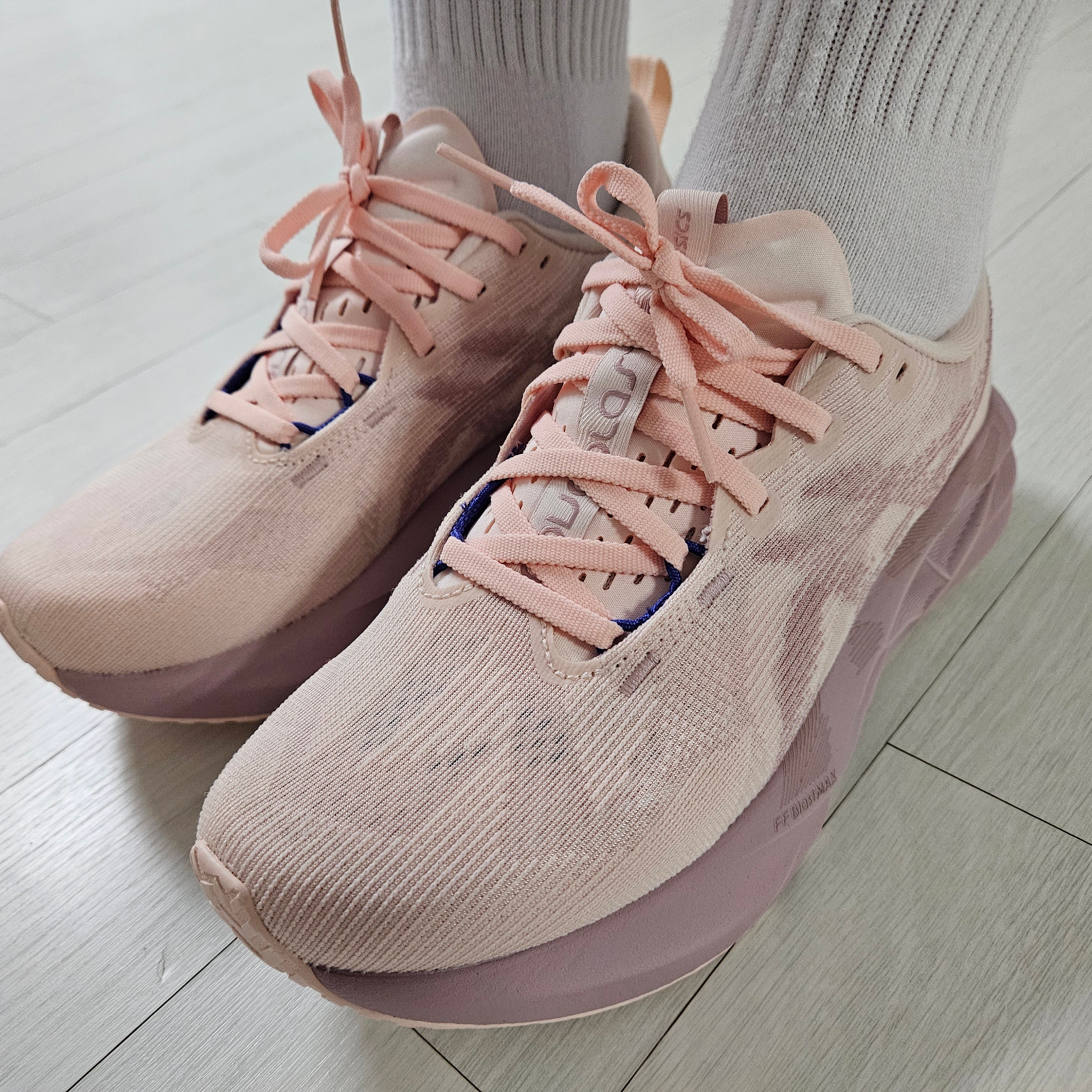 (W) Asics Novablast 5 Pearl Pink Morganite 착용 스타일 - 2