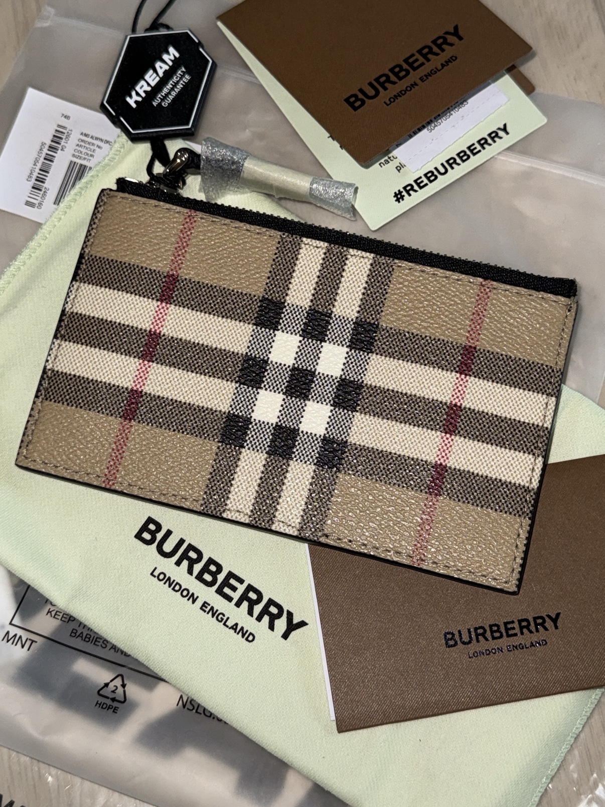 Burberry Vintage Check leather Wallet Archive Beige 착용 스타일