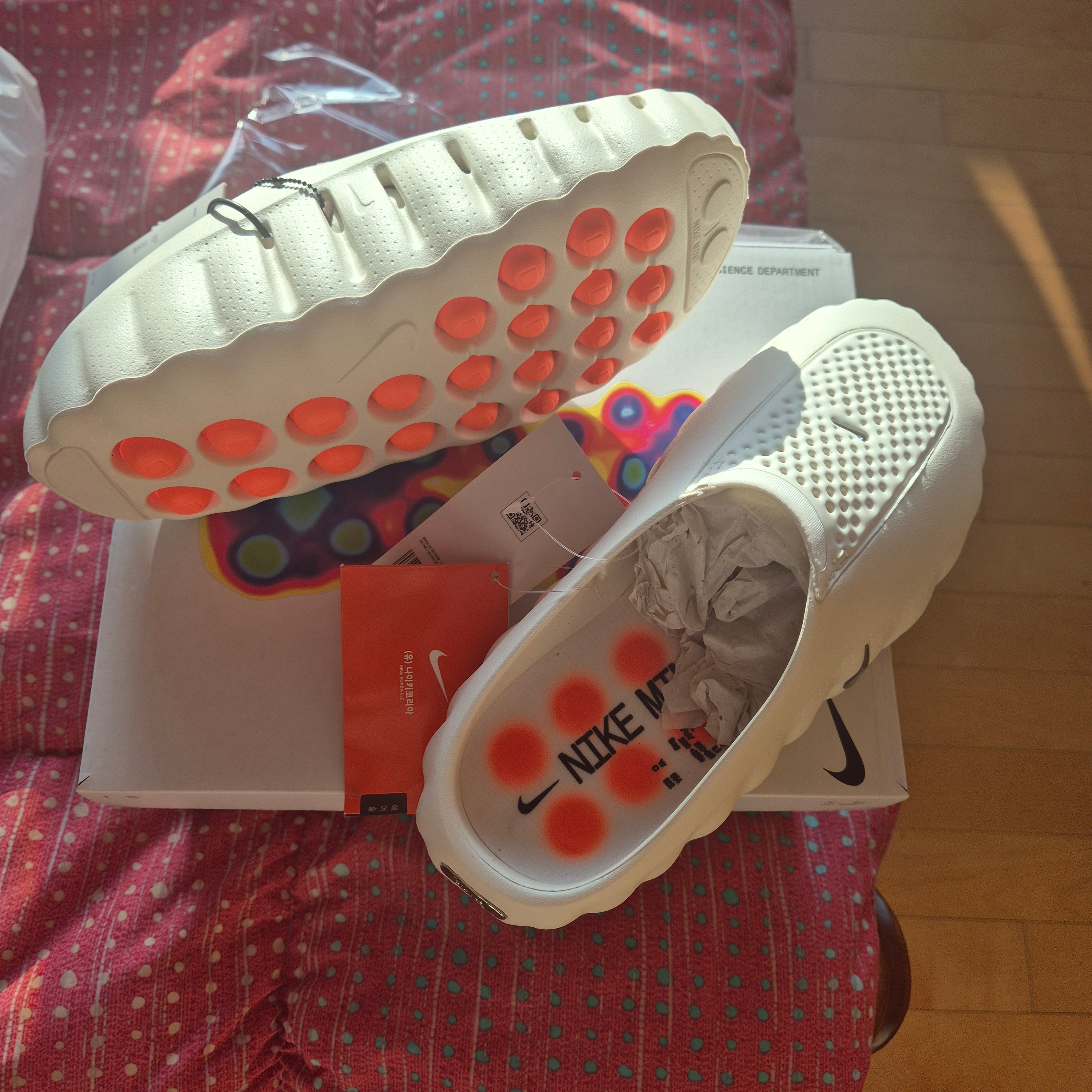 (W) Nike Mind 001 Sail Hyper Crimson 착용 스타일 - 1