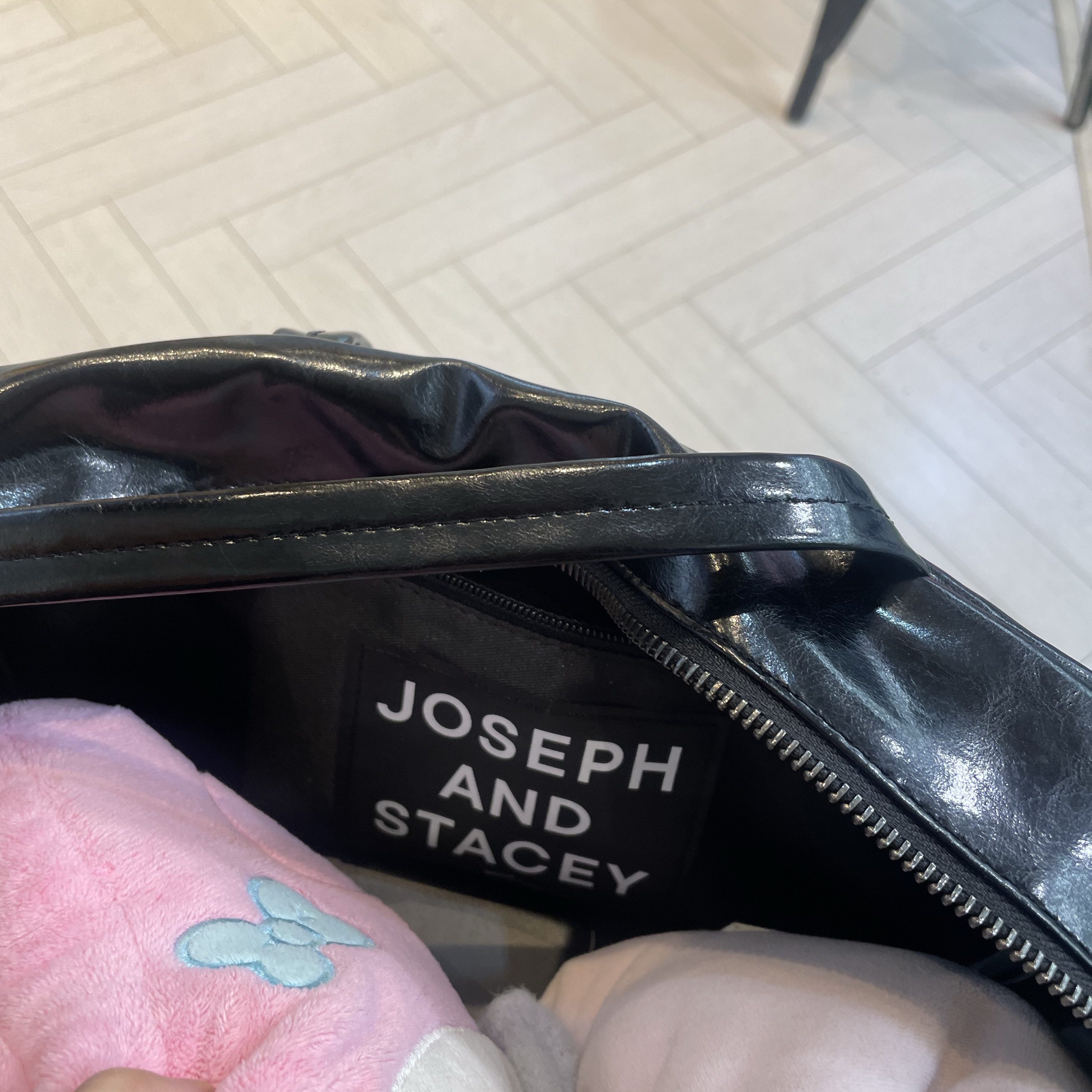 JOSEPH&STACEY JAS Box Bag Team Monchhichi Black 착용 스타일 - 3
