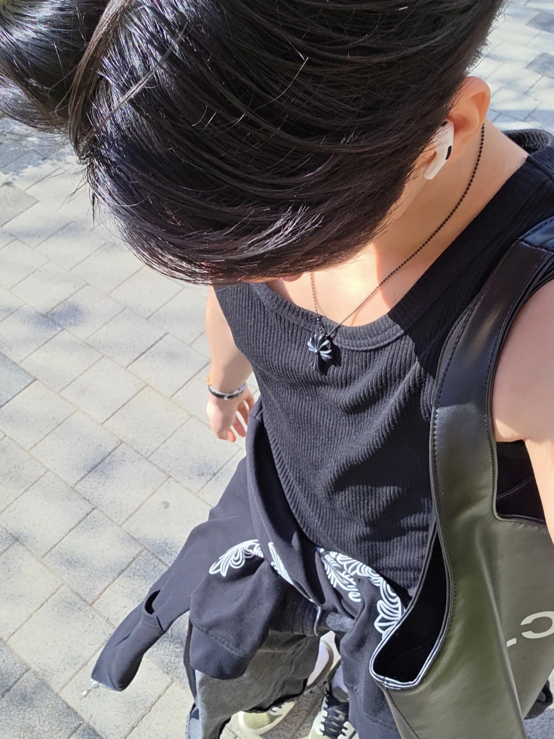 A.P.C. Ninon Tote Bag Black, Chrome Hearts Silichrome CH Cross Pendant Black 2022/2023/2025 착용 스타일
