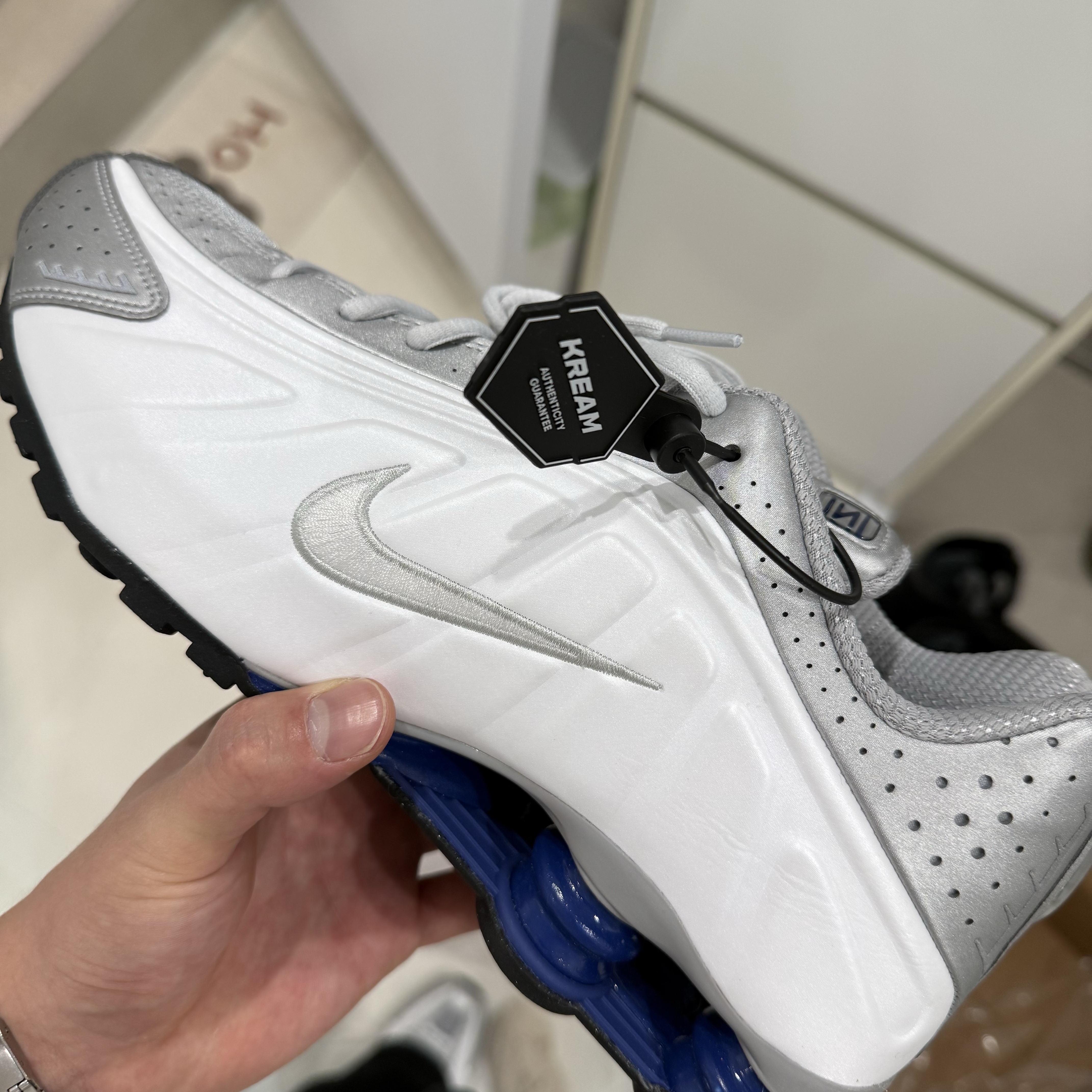 Nike Shox R4 White Metallic Silver Deep Royal Blue White 착용 스타일