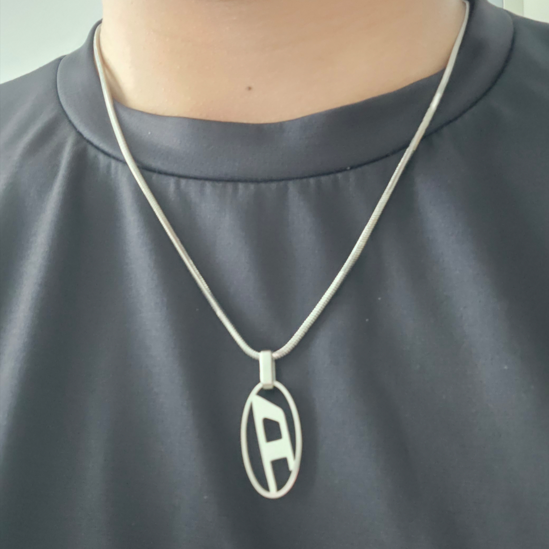 Diesel Dx1342 Stainless Steel Pendant Necklace Silver 착용 스타일