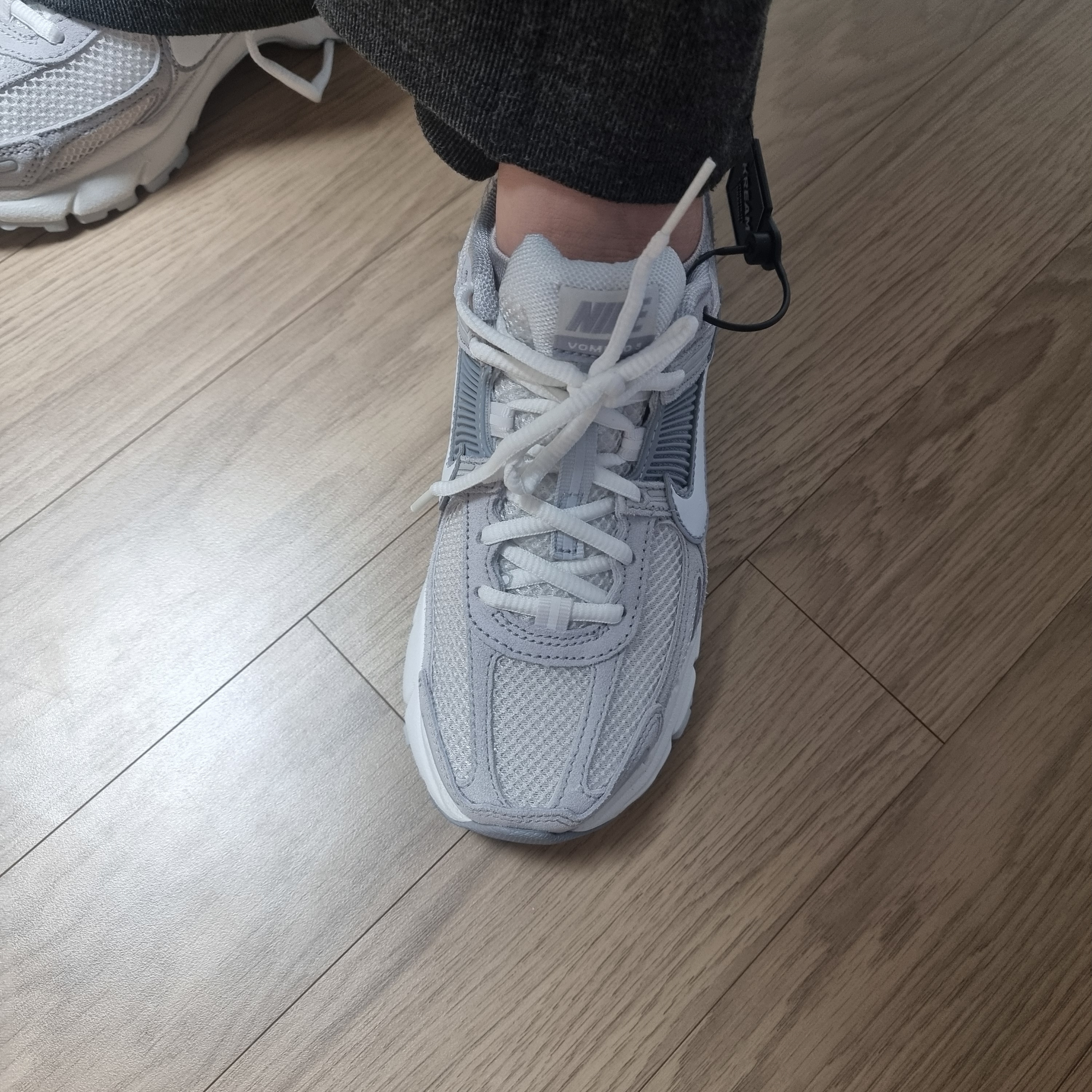 (W) Nike Air Zoom Vomero 5 Pure Platinum Summit White 착용 스타일