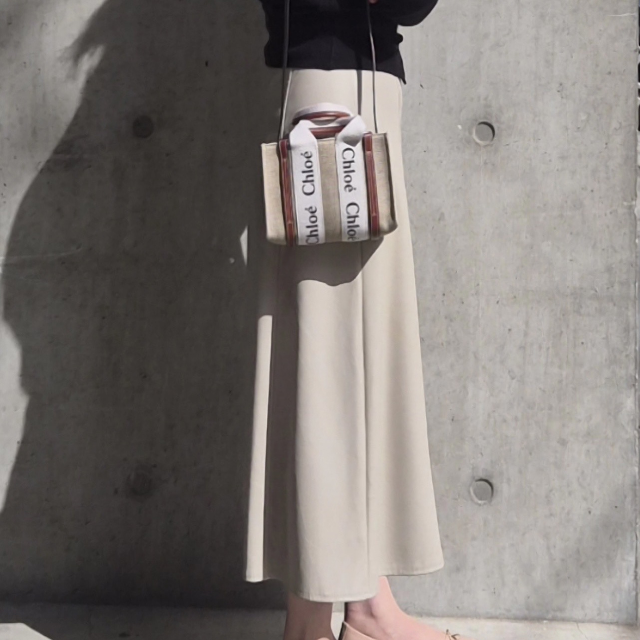 Chloe Woody Mini Tote Bag White Brown, Chloe Woody Small Tote Bag White Brown 착용 스타일 - 2