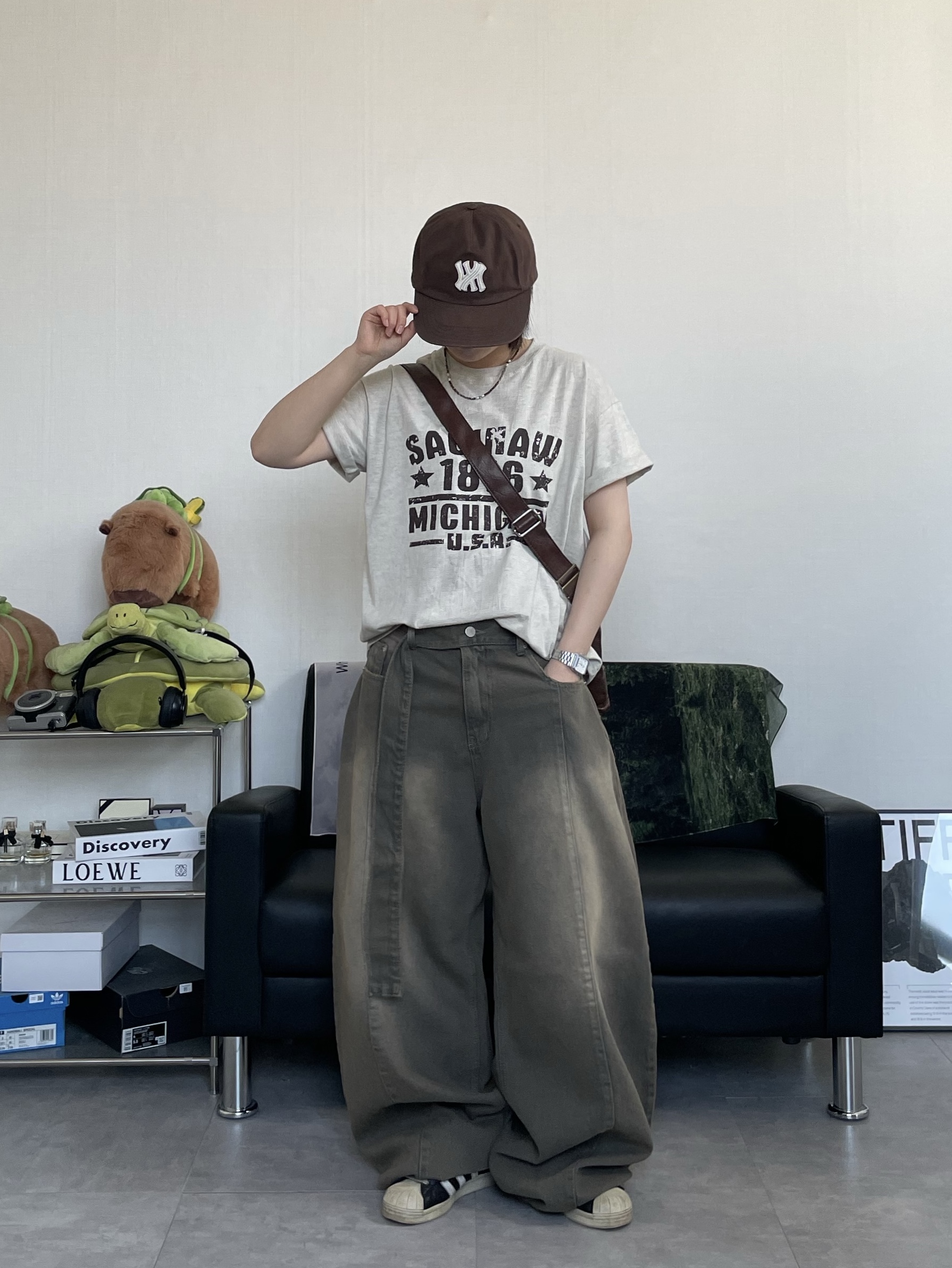 Farfromwhat Far Patch Logo Cap Brown 착용 스타일 - 3
