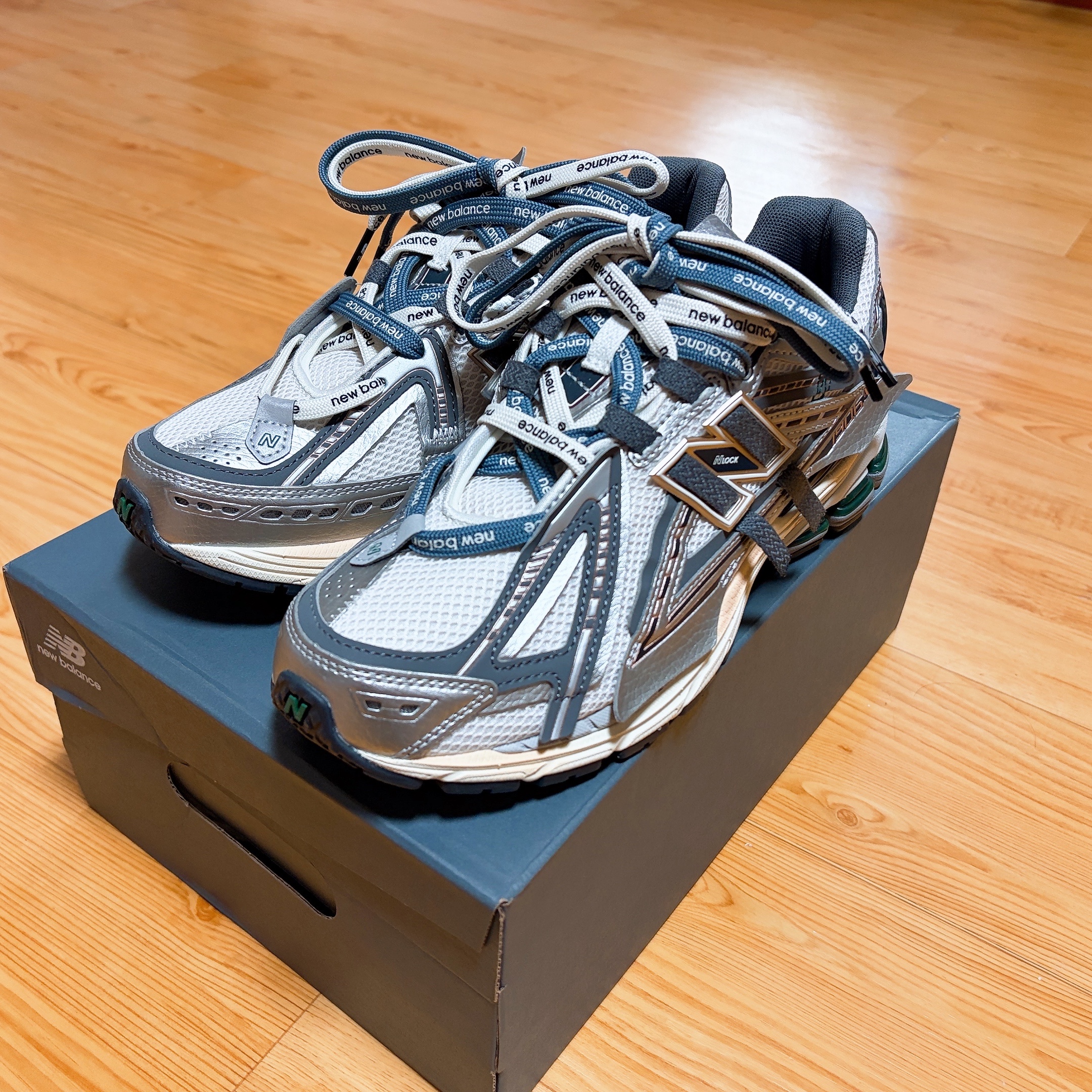New Balance 1906A Silver Metallic Castlerock 착용 스타일 - 1