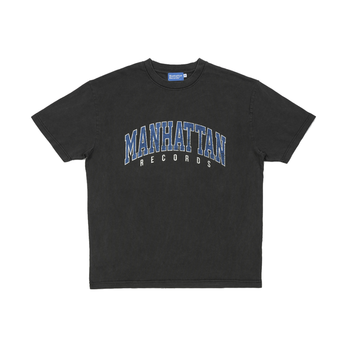맨하탄 레코즈 피그먼트 아치 로고 티 - 차콜(Manhattan Records Pigment Arch Logo Tee - Charcoal)