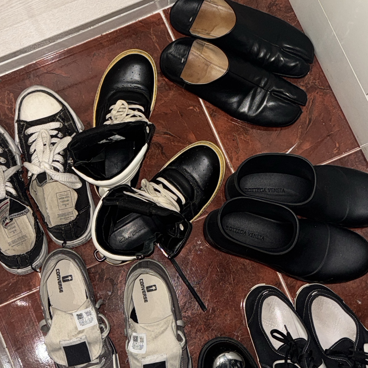 Bottega Veneta Puddle Ankle Boots Black, Maison Margiela Slip-On Tabi Shoes Black 착용 스타일 - 4