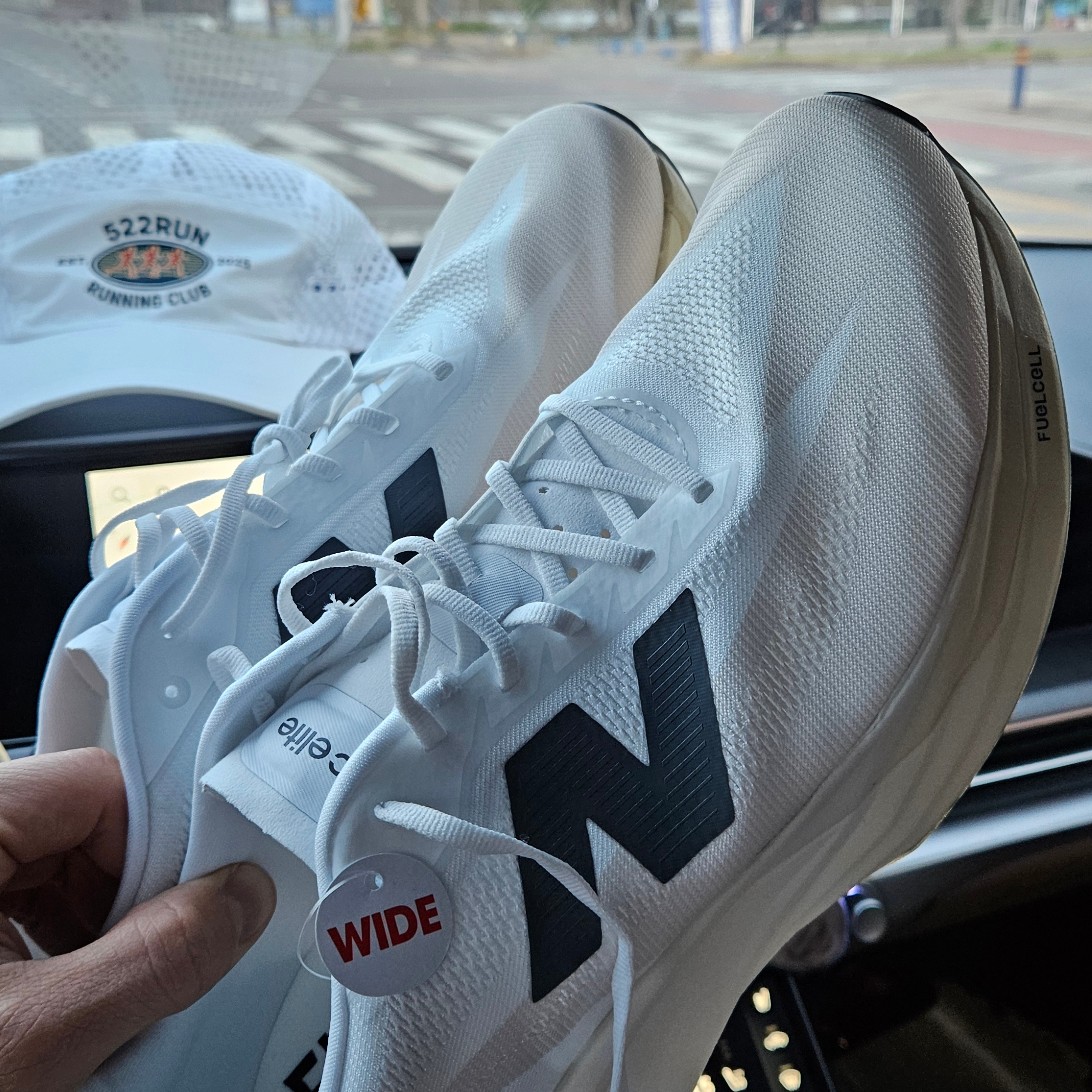 New Balance FuelCell SC Elite v5 Linen Sea Salt - 2E Wide 착용 스타일 - 1