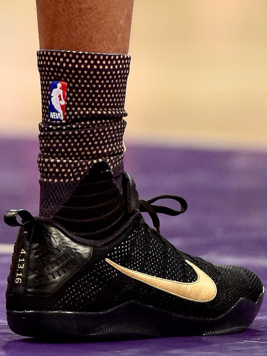 Kobe 11 Elite Protro Fade to Black, Nike Kobe 11 Protro Black and Metallic Gold 착용 스타일 - 2