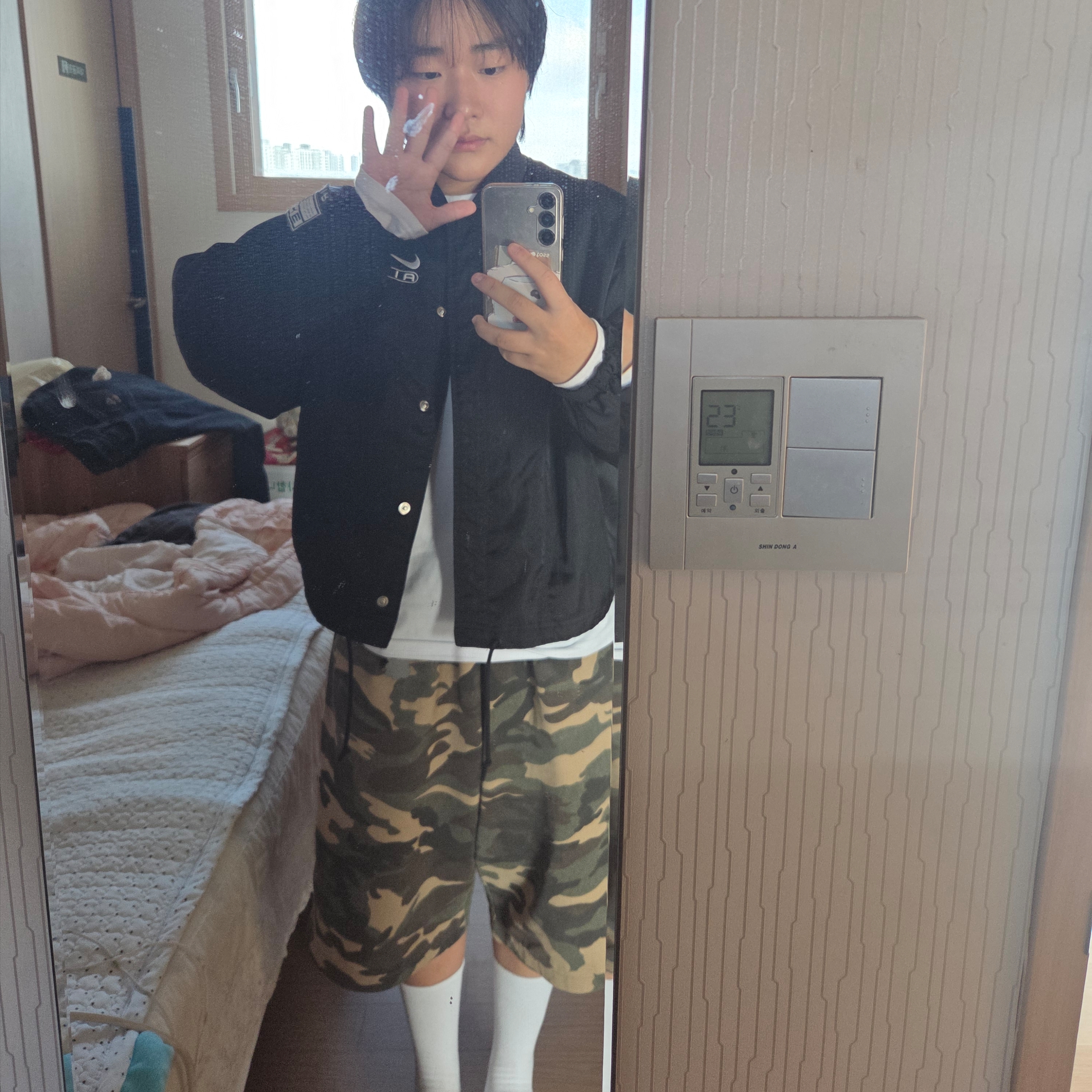 SLOW RECORD HOUSE Carpenter Bermuda Wide Camo Pants Vintage Green 착용 스타일