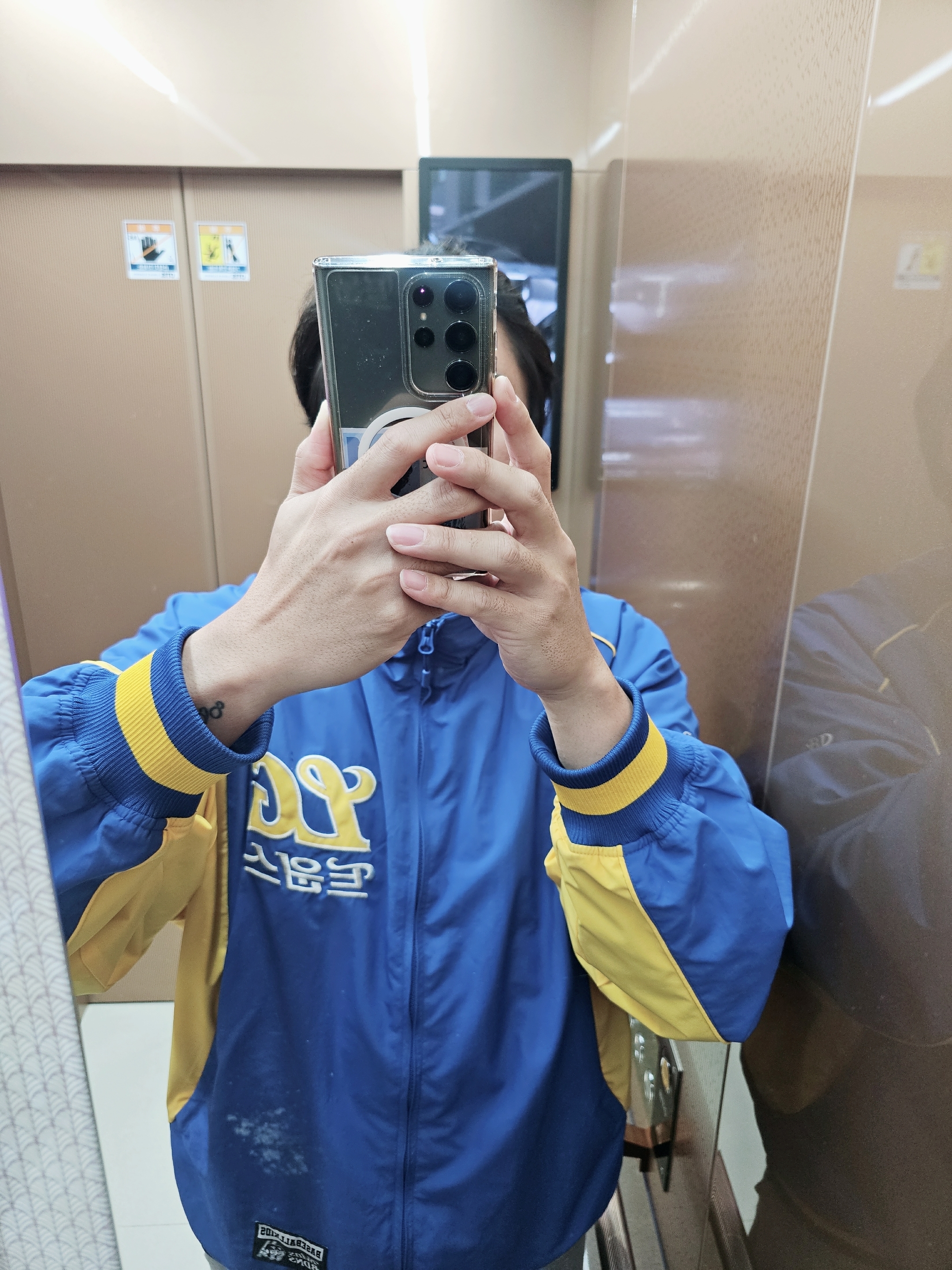 BDNS x LG TWINS Dugout Jacket Ver.2 Blue 착용 스타일