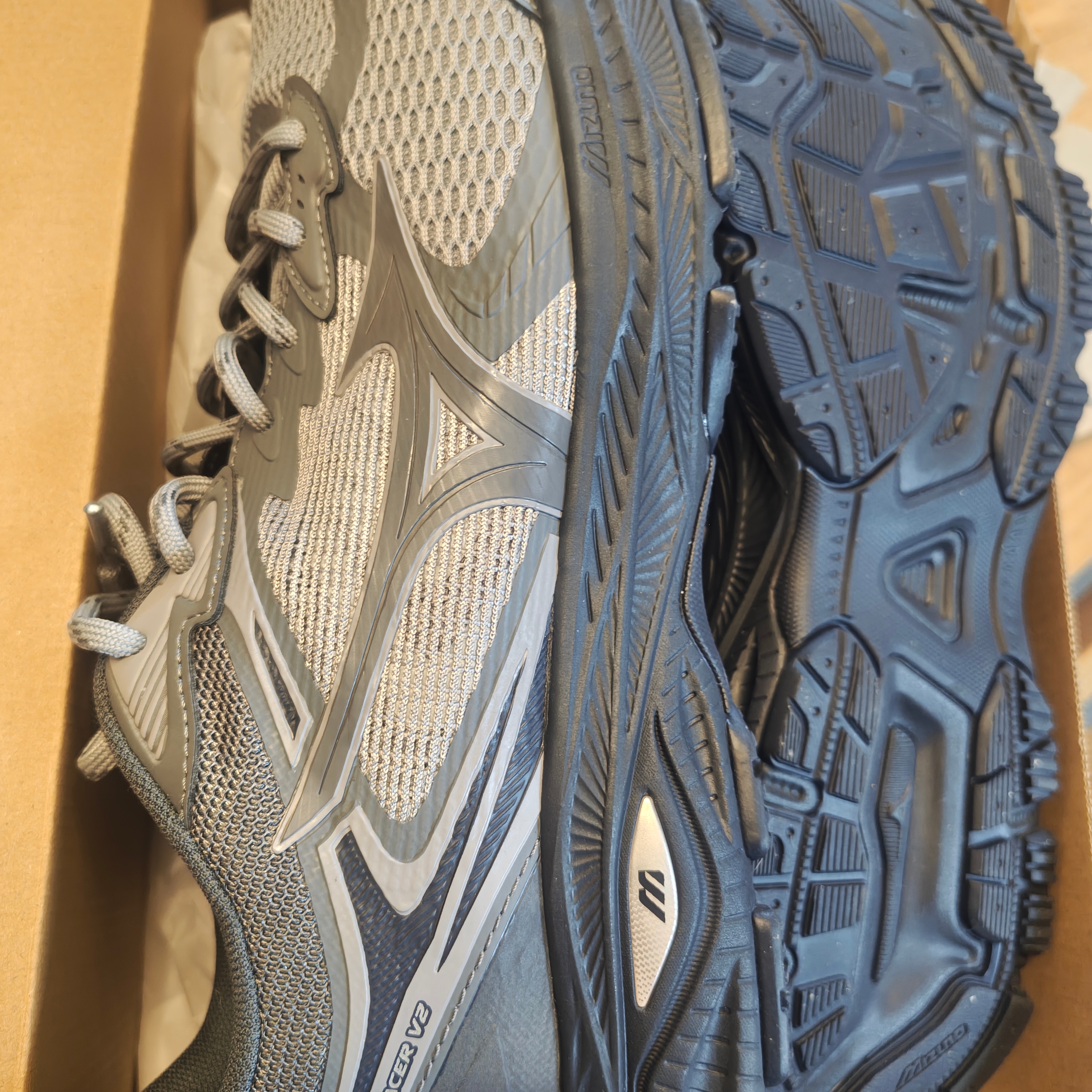 Mizuno Racer V2 Grey Black 착용 스타일 - 3