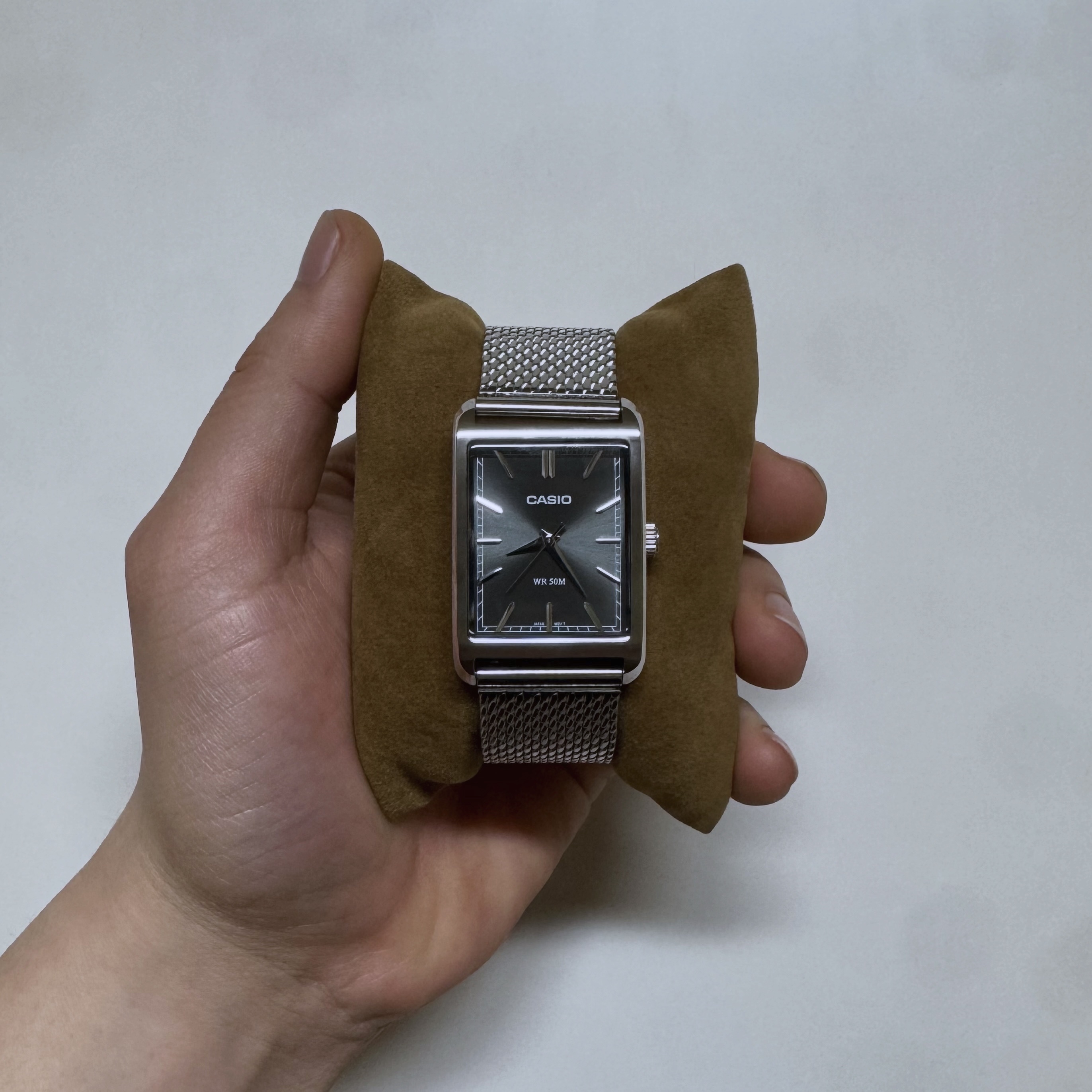Casio MTP-B215D-8AV Grey 착용 스타일