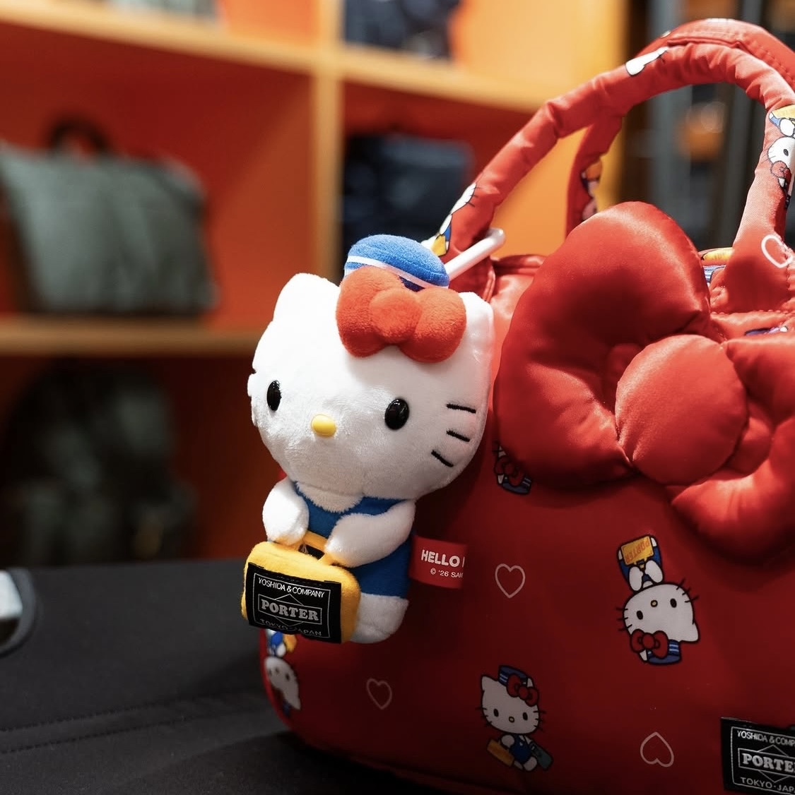 Porter x Hello Kitty Soft Toy 착용 스타일 - 1