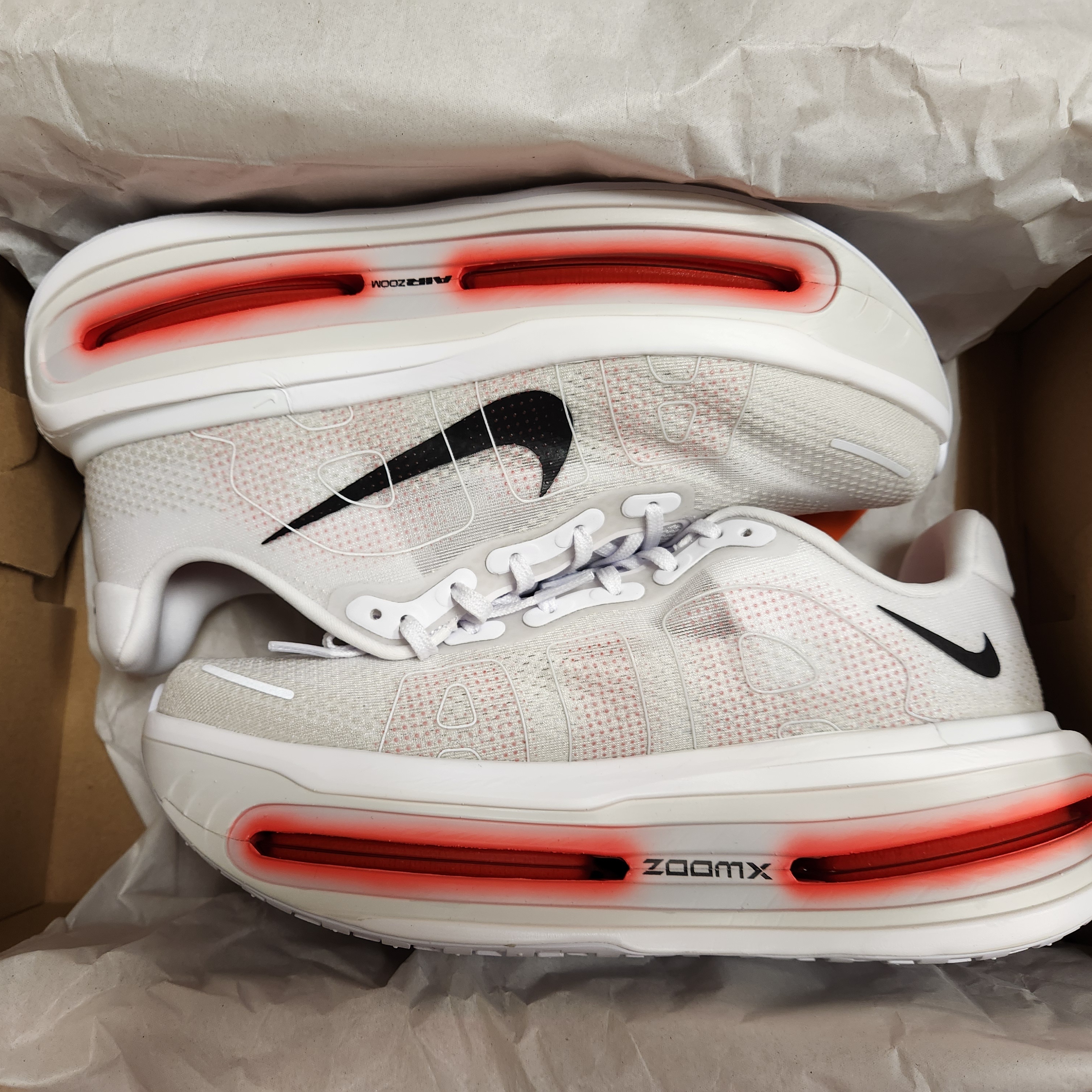 Nike Vomero Premium White Bright Crimson 착용 스타일 - 1