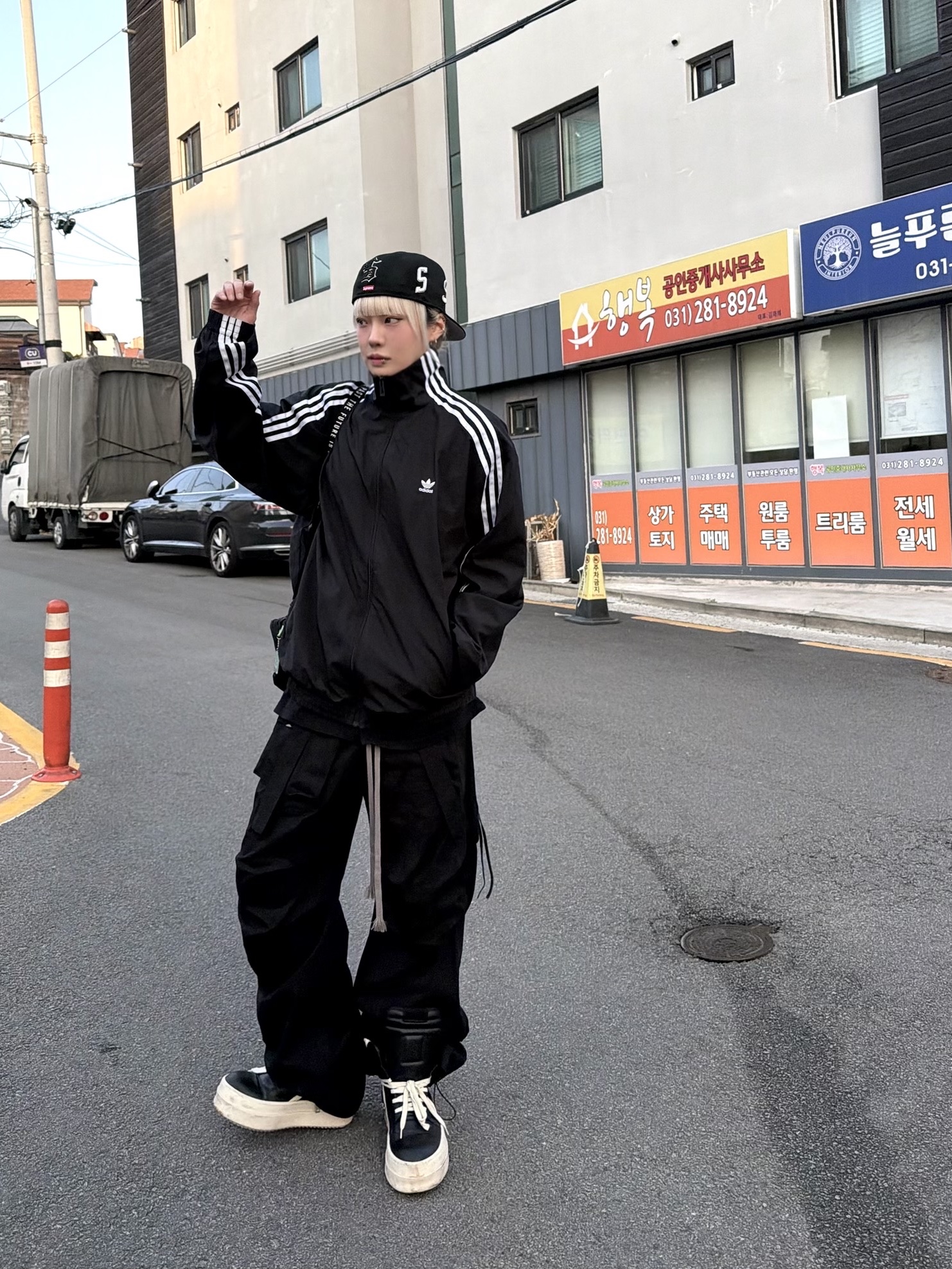 Wapworks Wide Safety Cargo Pants Black, Rick Owens Hollywood Mega Bumper Geobasket in Full Grain Calf Leather Black Milk 착용 스타일