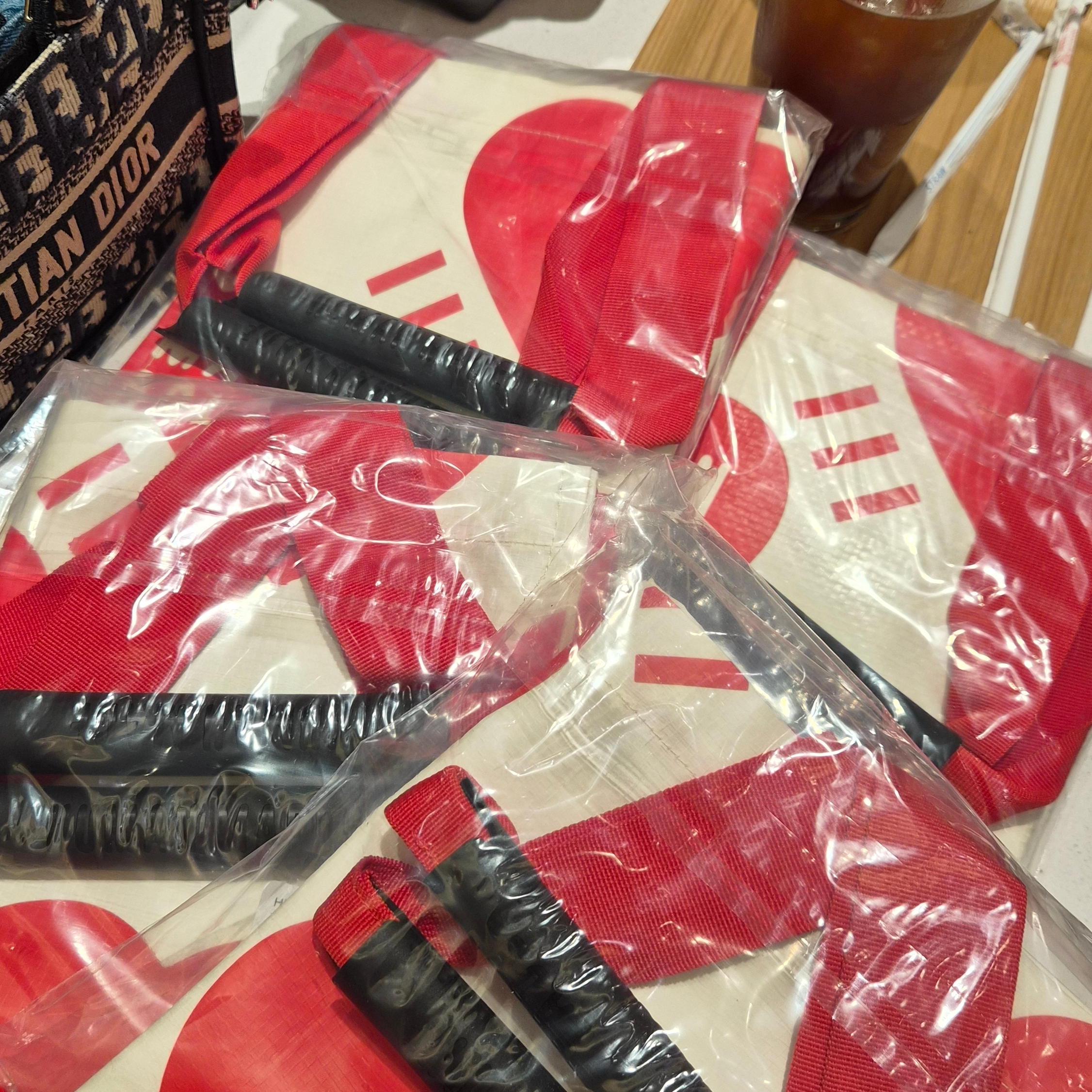 Human Made Acrylic Heart Keyring Pink, Human Made Graphic L/S T-Shirt White 착용 스타일 - 2