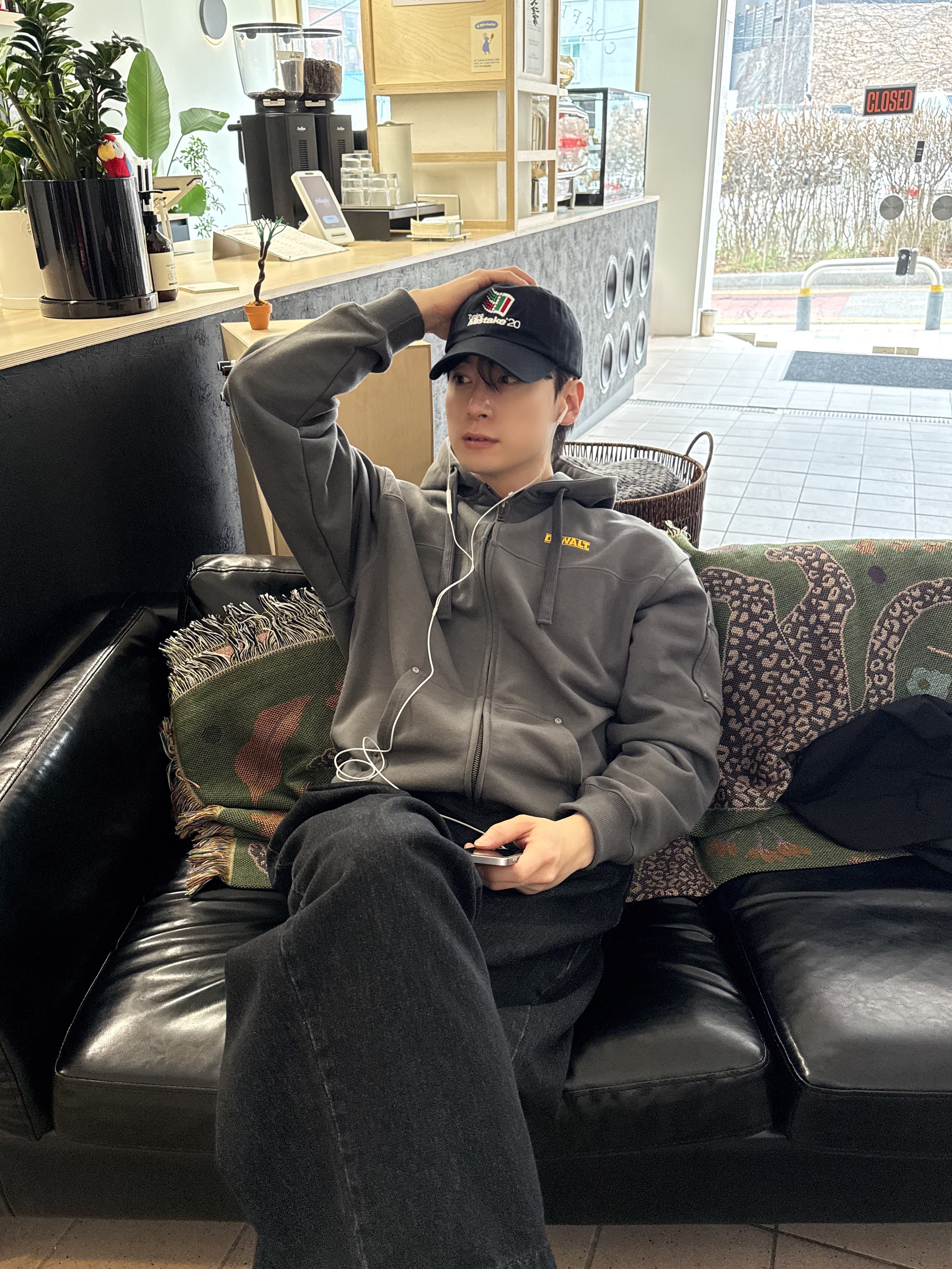 Typing Mistake x Insane Garage 90’s Mackintosh Parody Distotion Logo Ball Cap Black 착용 스타일 - 2