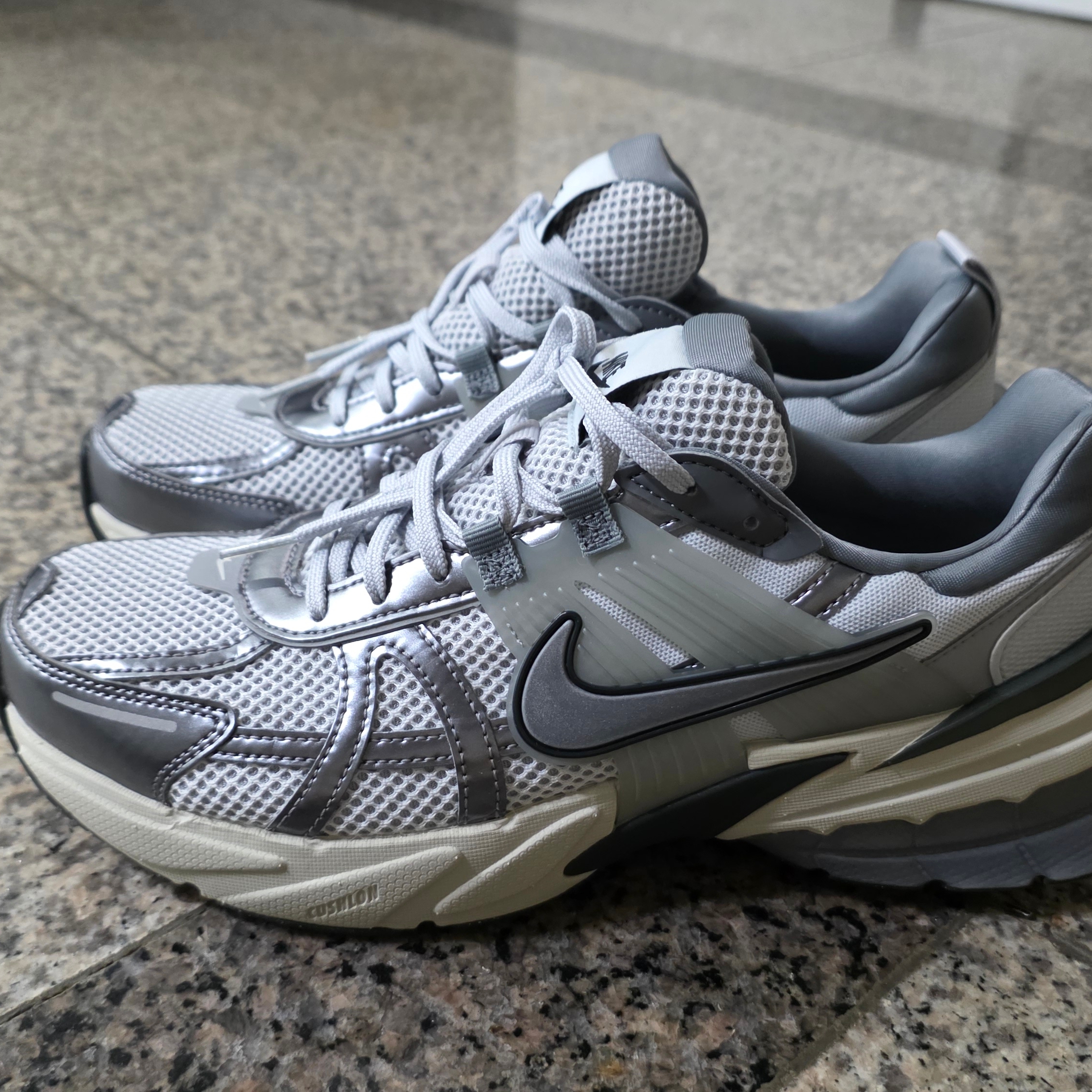 Nike V2K Run Pure Platinum Wolf Grey 착용 스타일 - 1