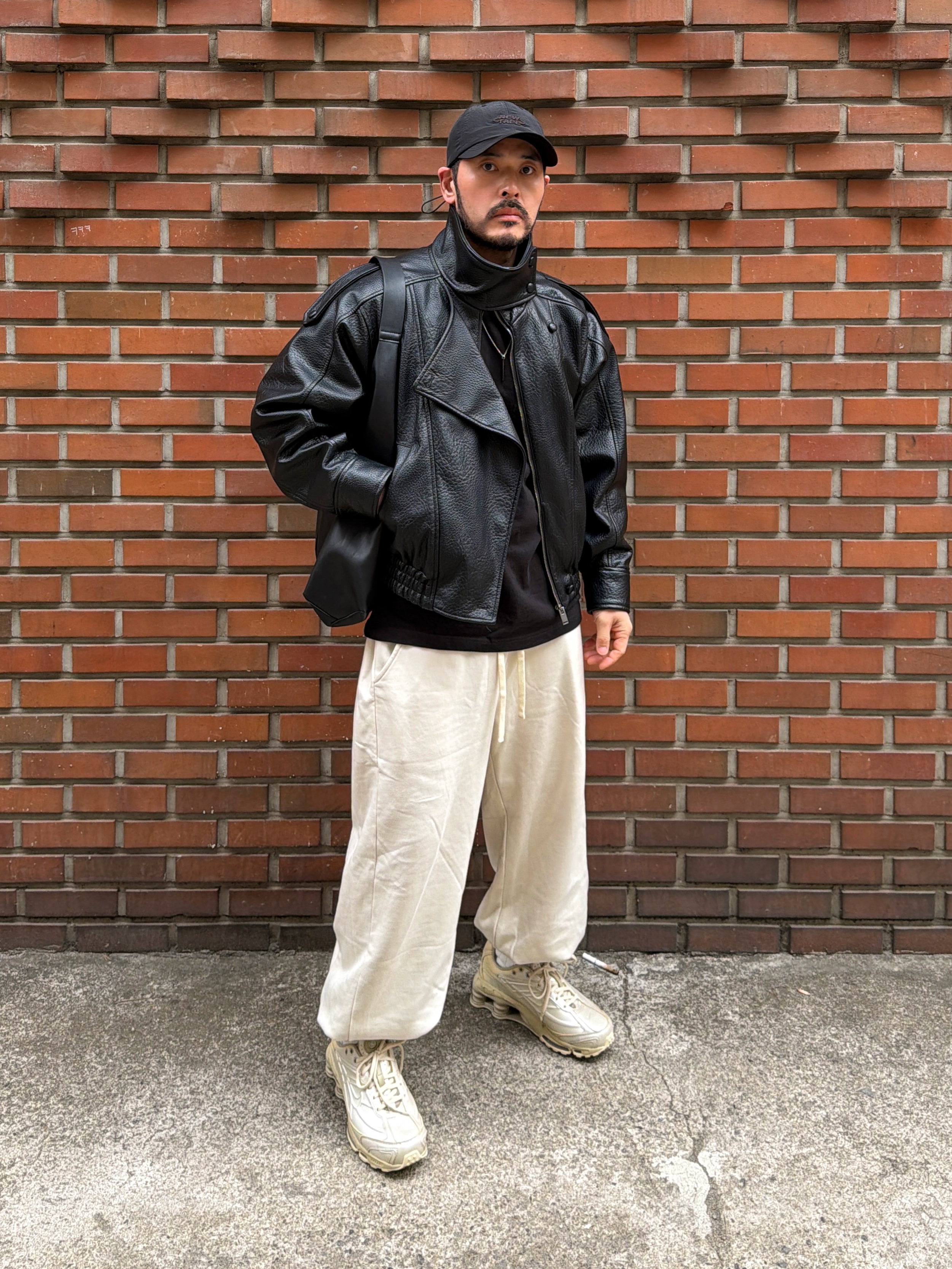 Nike Shox Ride 2 Metallic Silver and Desert Khaki 착용 스타일 - 3