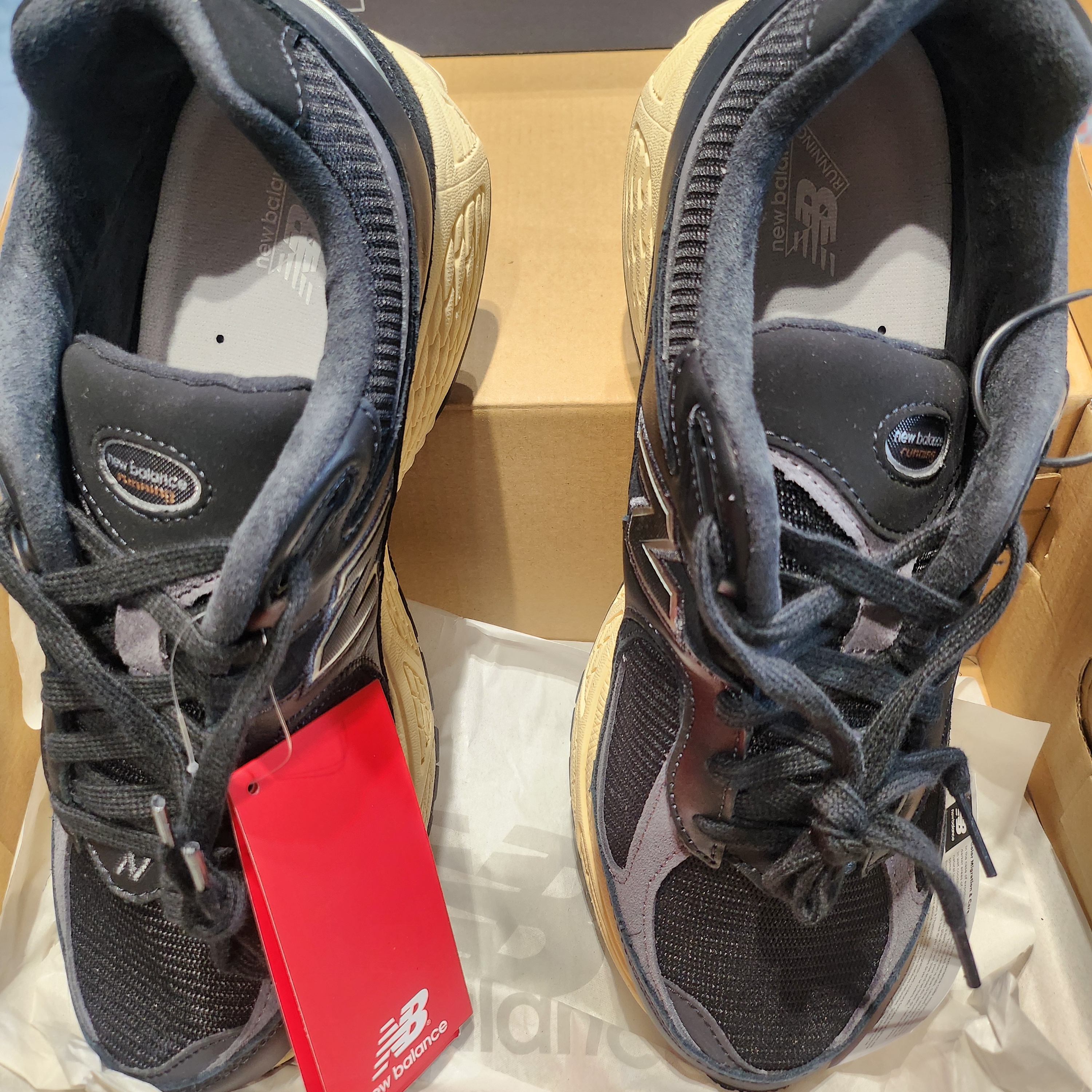 New Balance 2002R Black 착용 스타일