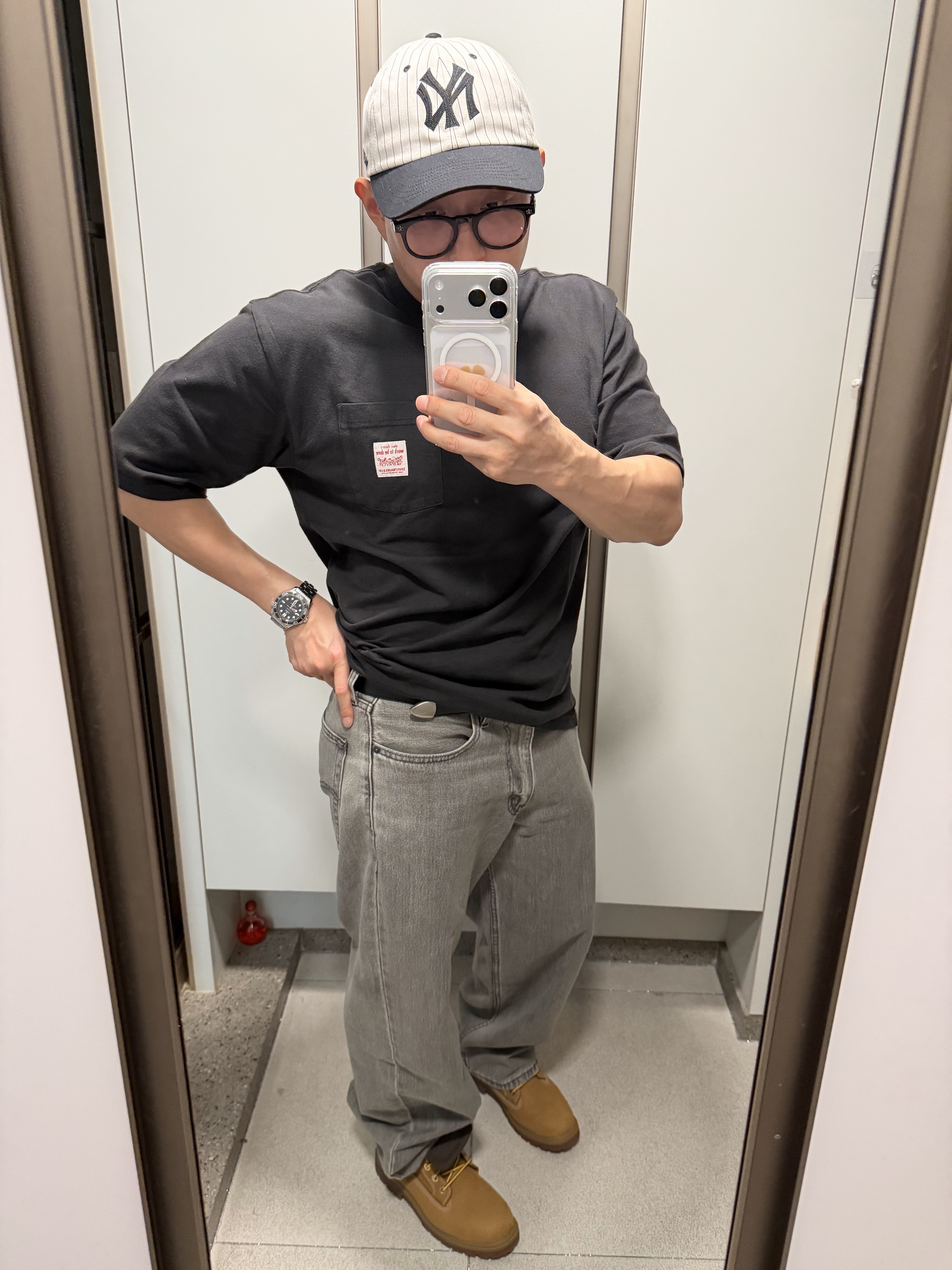 Levi's 578™ Baggy Jean Brown, MLB Signature Stripe Unstructured Ball Cap New York Yankees Black 착용 스타일 - 1