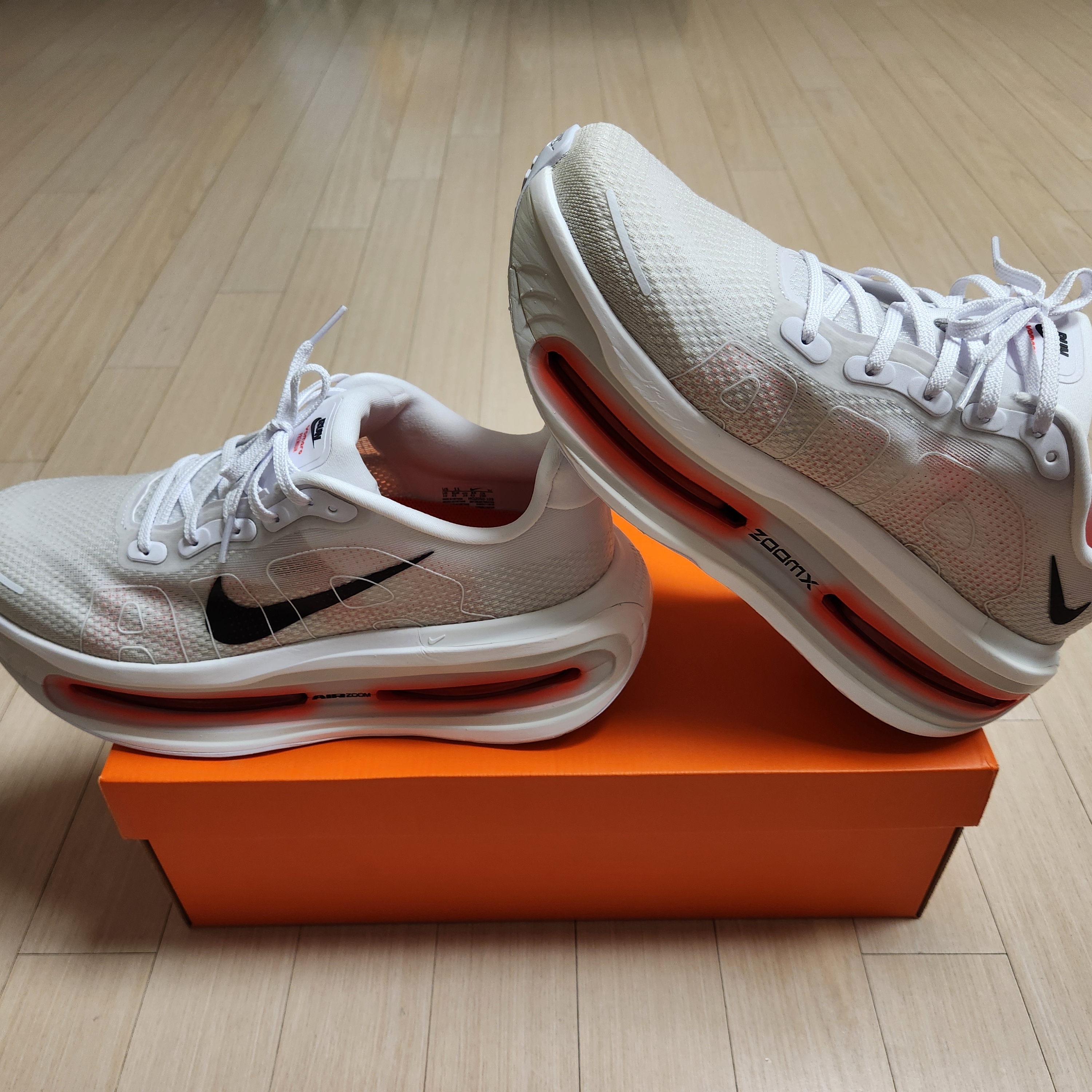 Nike Vomero Premium White Bright Crimson 착용 스타일 - 3