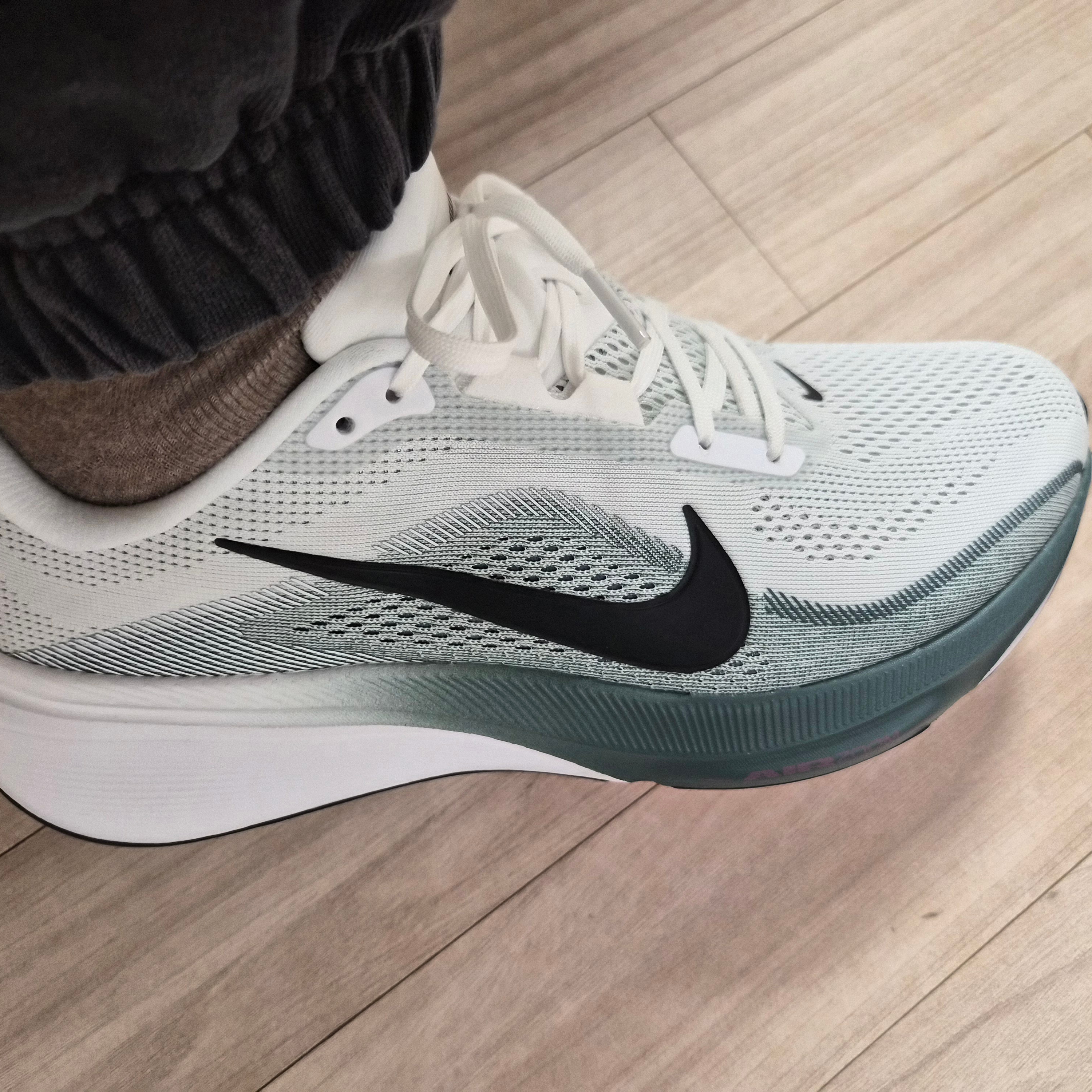 Nike Air Zoom Pegasus 42 White Mineral Slate 착용 스타일 - 3