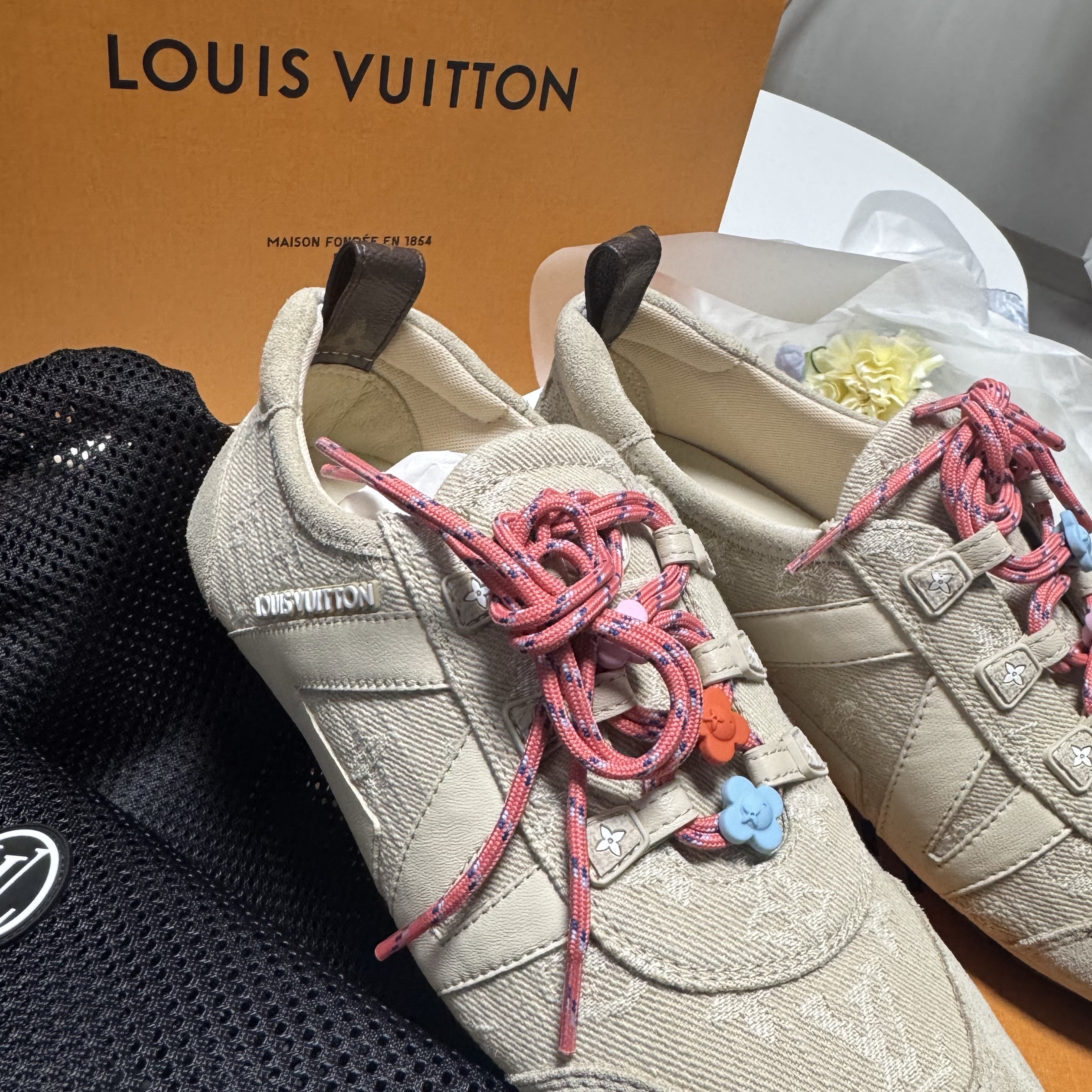 Louis Vuitton All in BB Monogram, (W) Louis Vuitton LV Sneakerina Greige 착용 스타일 - 3
