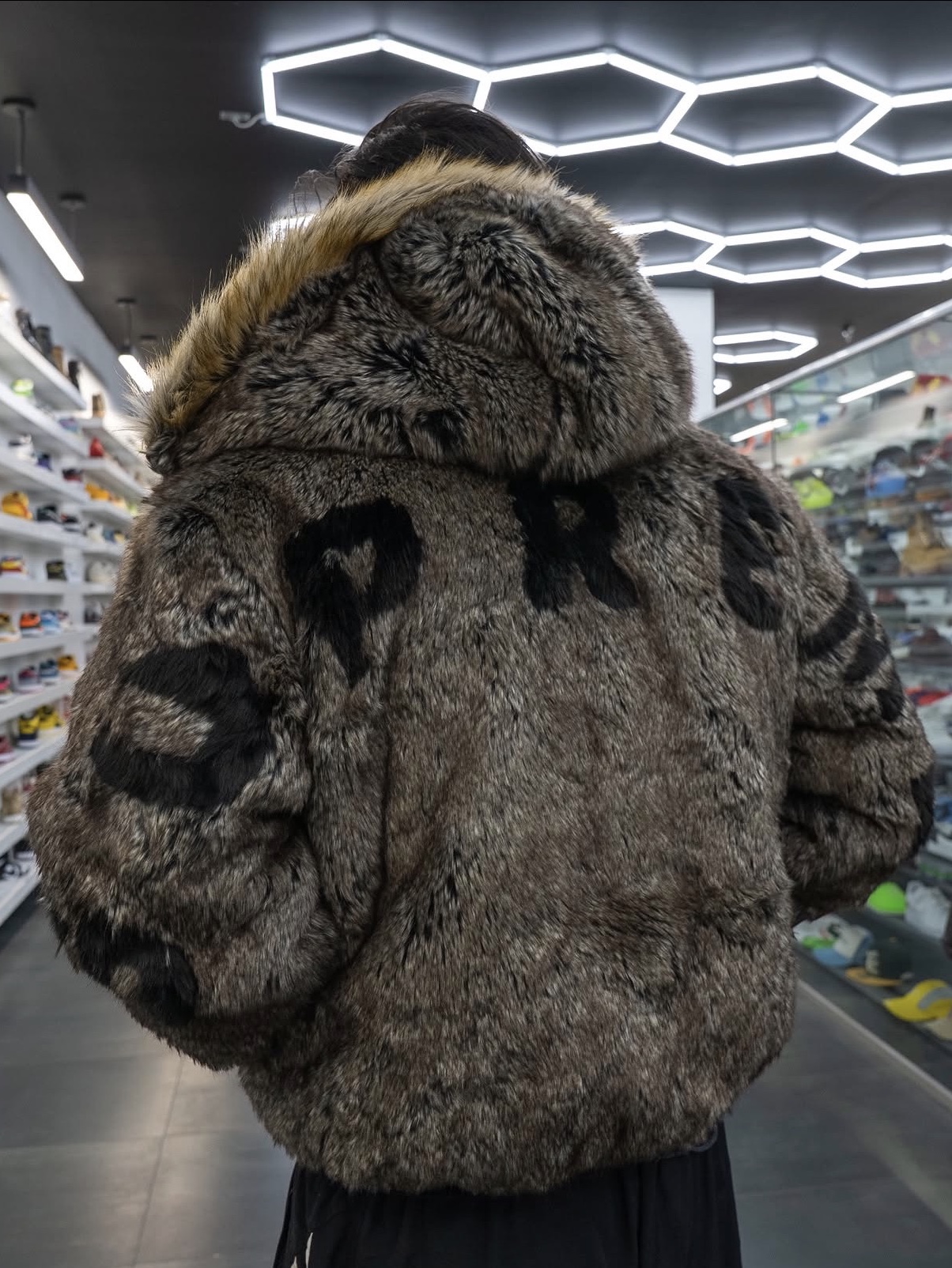 Supreme Reversible Faux Fur Hooded Work Jacket Denim - 26SS, Supreme Reversible Faux Fur Hooded Work Jacket Black - 26SS 착용 스타일 - 1