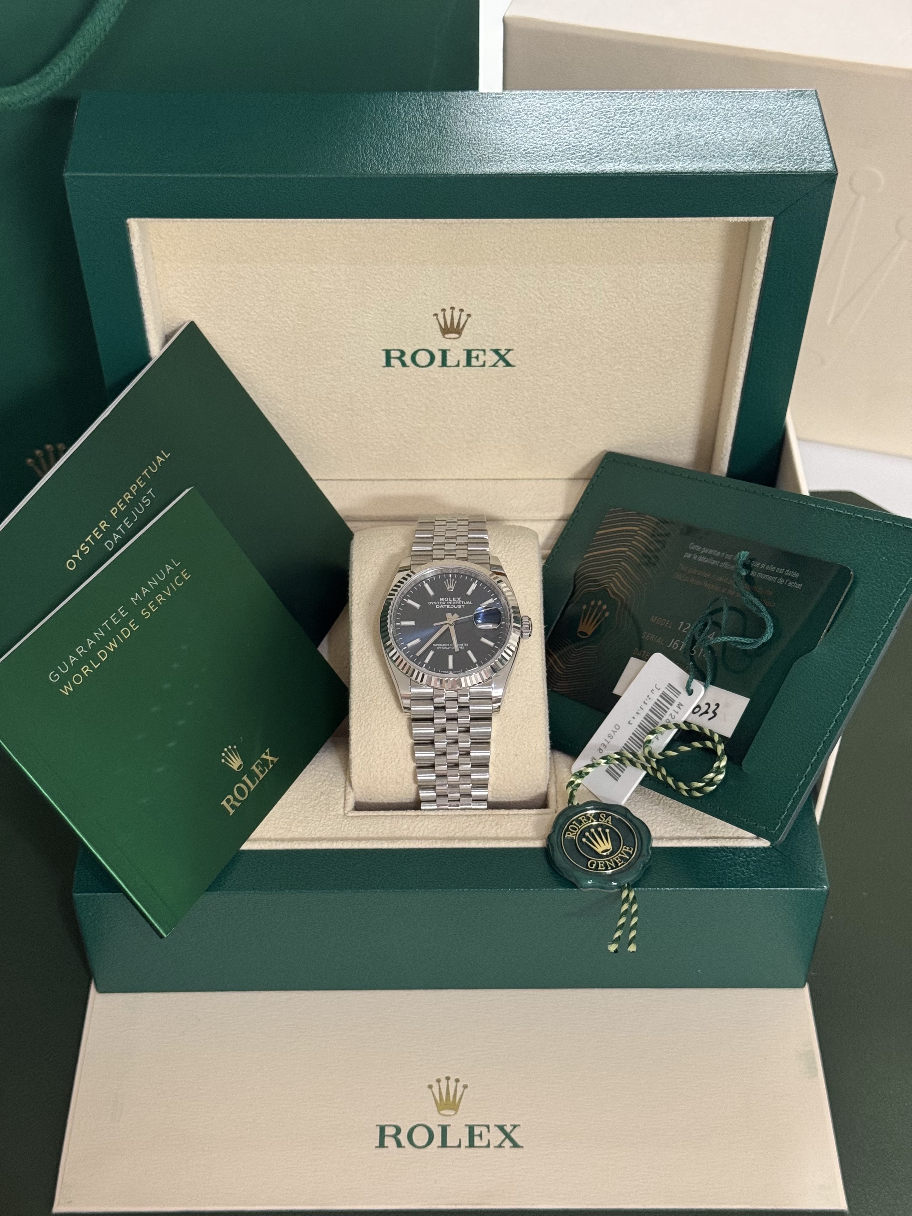 Rolex Datejust 36mm 126234 Bright Blue Jubilee 착용 스타일 - 4