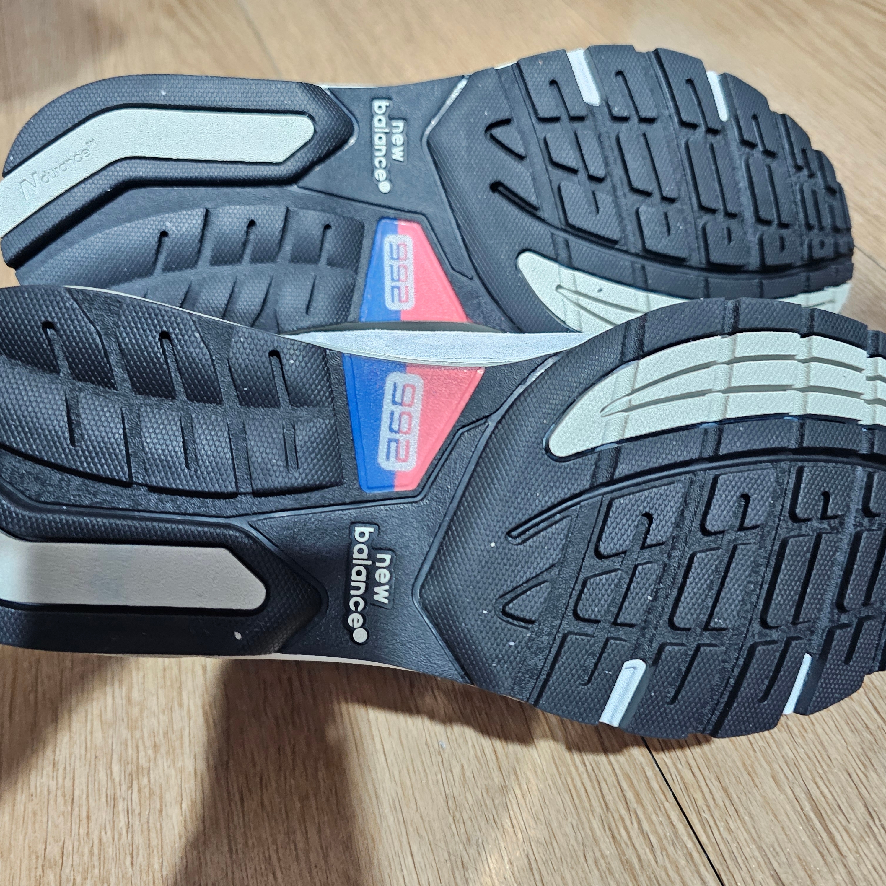 New Balance 992 Made in USA Core Grey Silver Metallic 착용 스타일 - 3