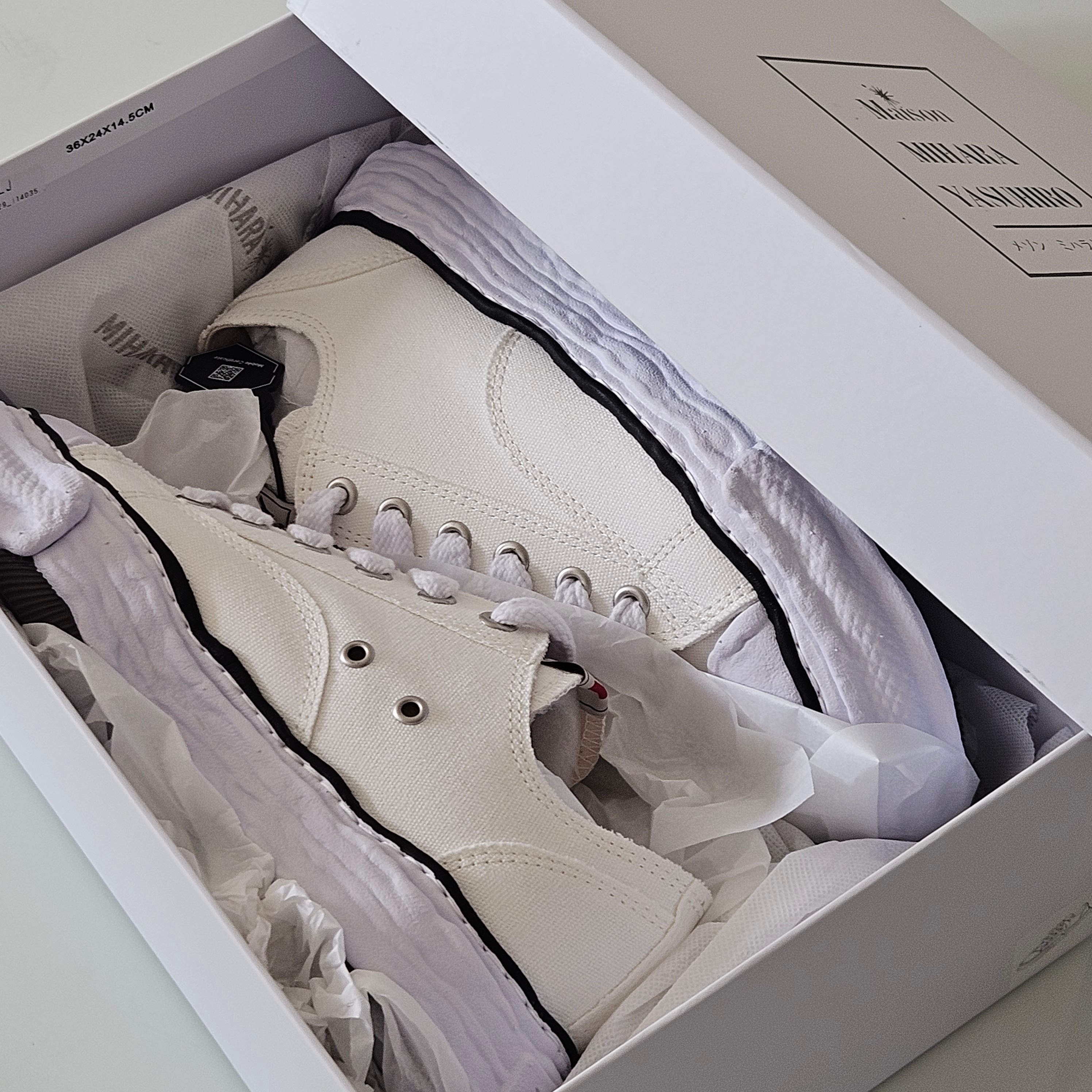 Maison Mihara Yasuhiro Peterson23 OG Sole Canvas Low-top Sneakers White 착용 스타일 - 1