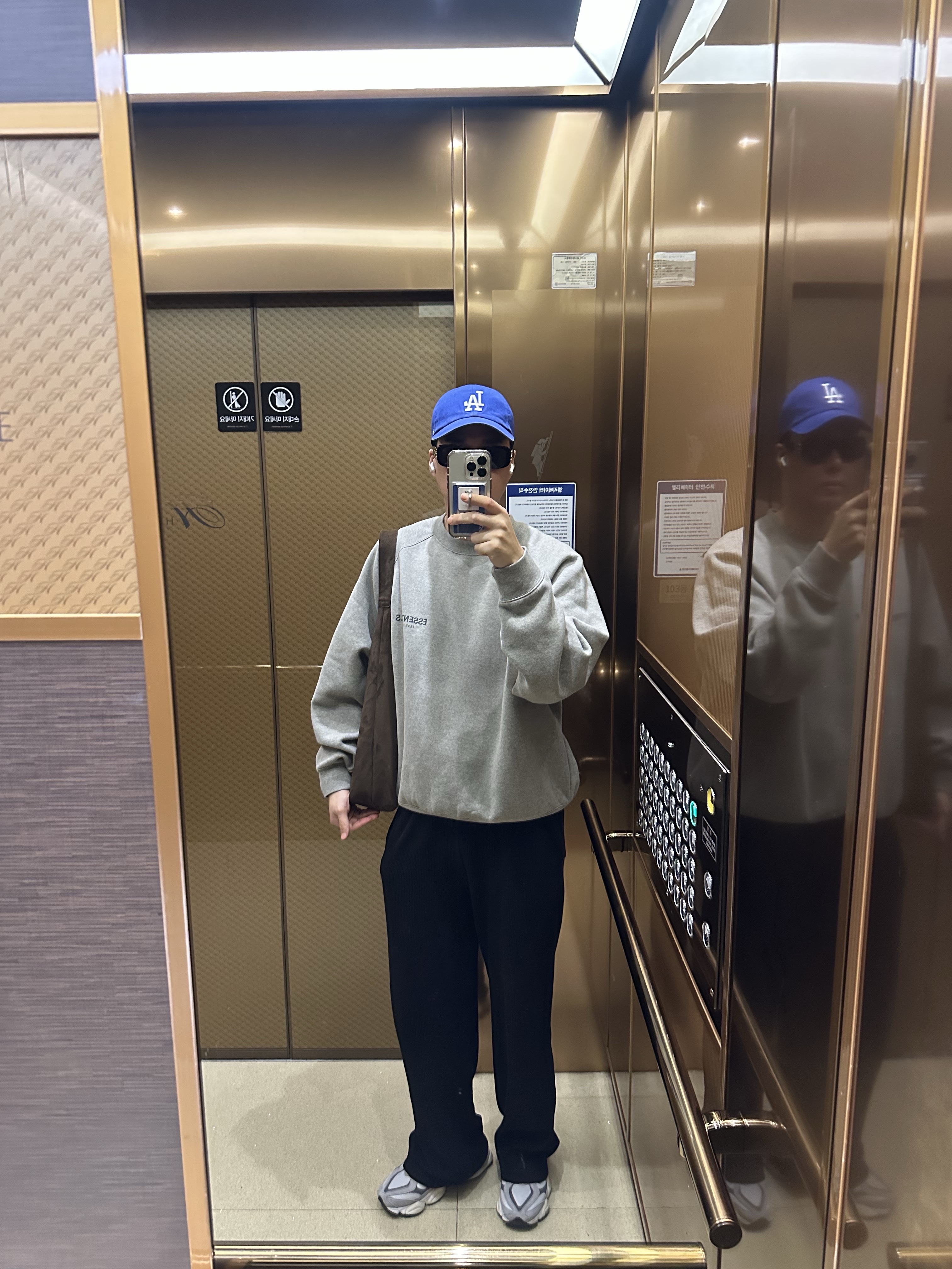 Essentials The Core Collection Crewneck Sweatshirt Dark Oatmeal, New Balance 9060 Rain Cloud Castlerock 착용 스타일