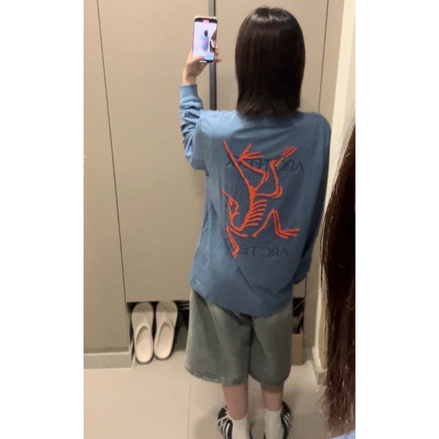 Arc'teryx Arc'Multi Bird Logo LS T-Shirt Stone Wash 착용 스타일