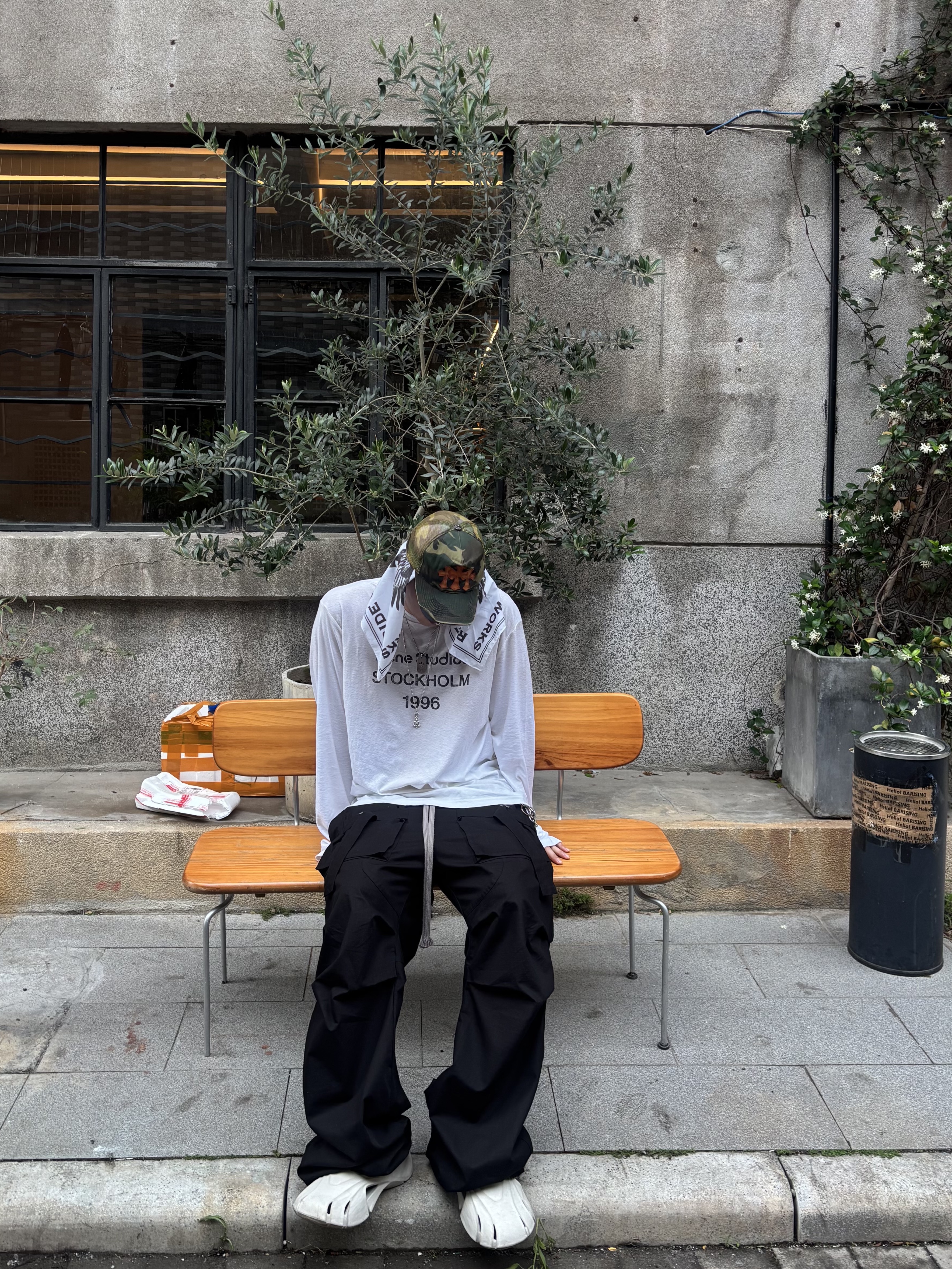 Wapworks Wide Safety Cargo Pants Black, Acne Studios Logo Long Sleeve T-Shirt Dusty White 착용 스타일 - 2