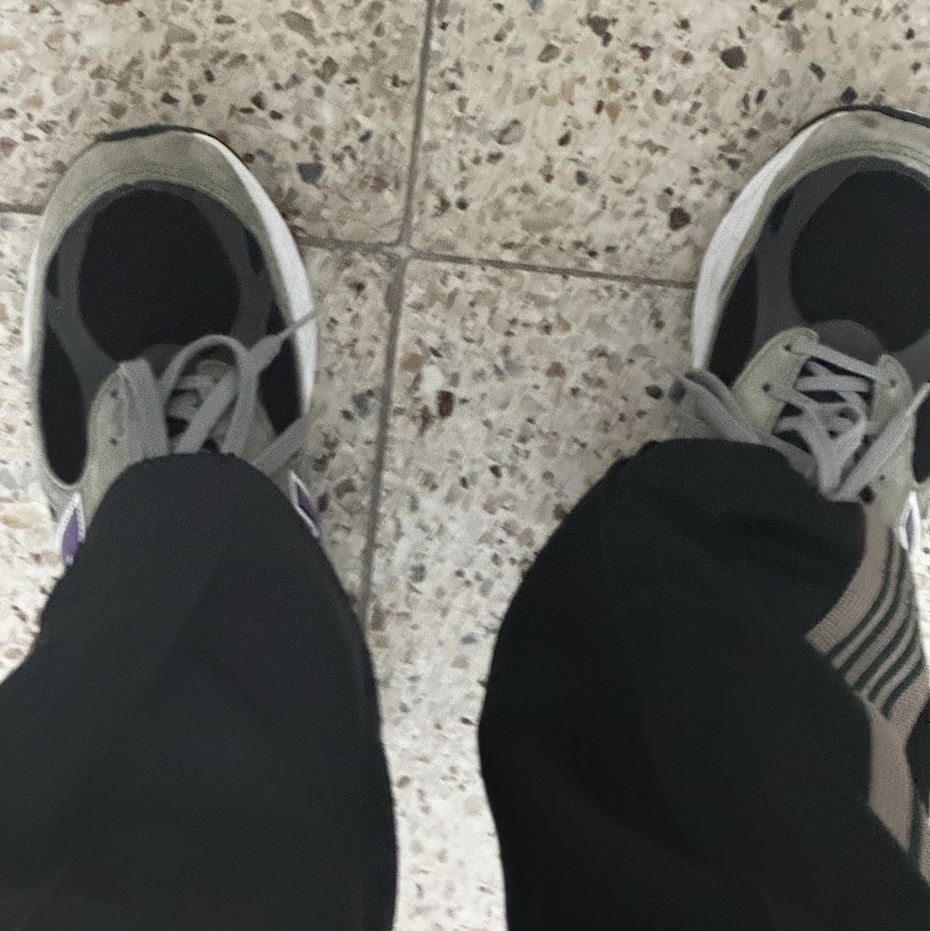 Needles H.D. Track Pant Poly Smooth Charcoal, New Balance x JJJJound 990v3 Olive 착용 스타일